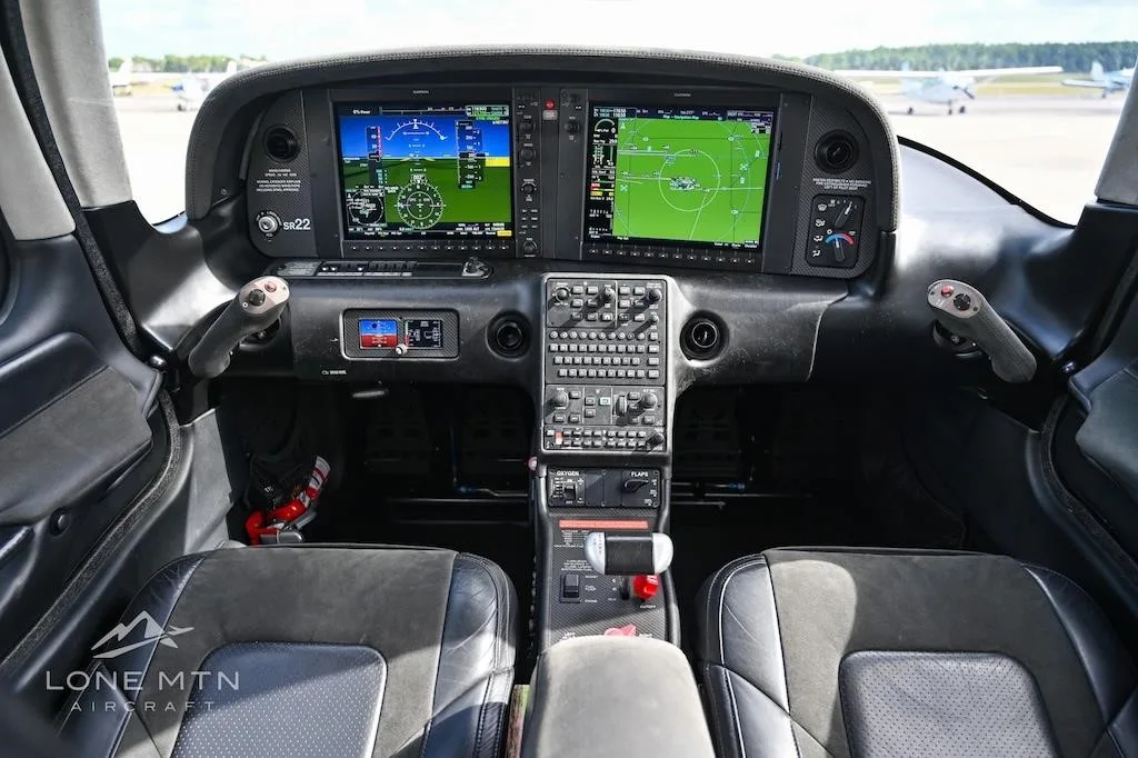 Cockpit and instrument panel of a 2021 CIRRUS SR22-G6.