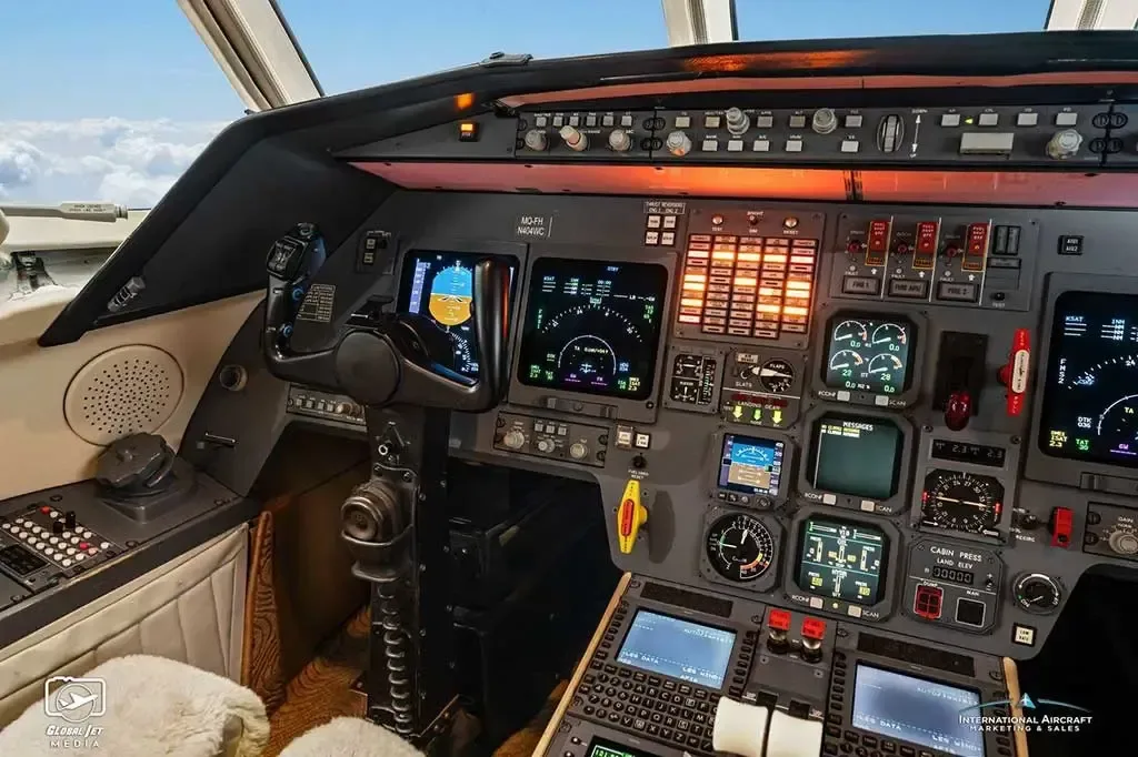 Cockpit and instrument panel of a 2001 Dassault Falcon 900.