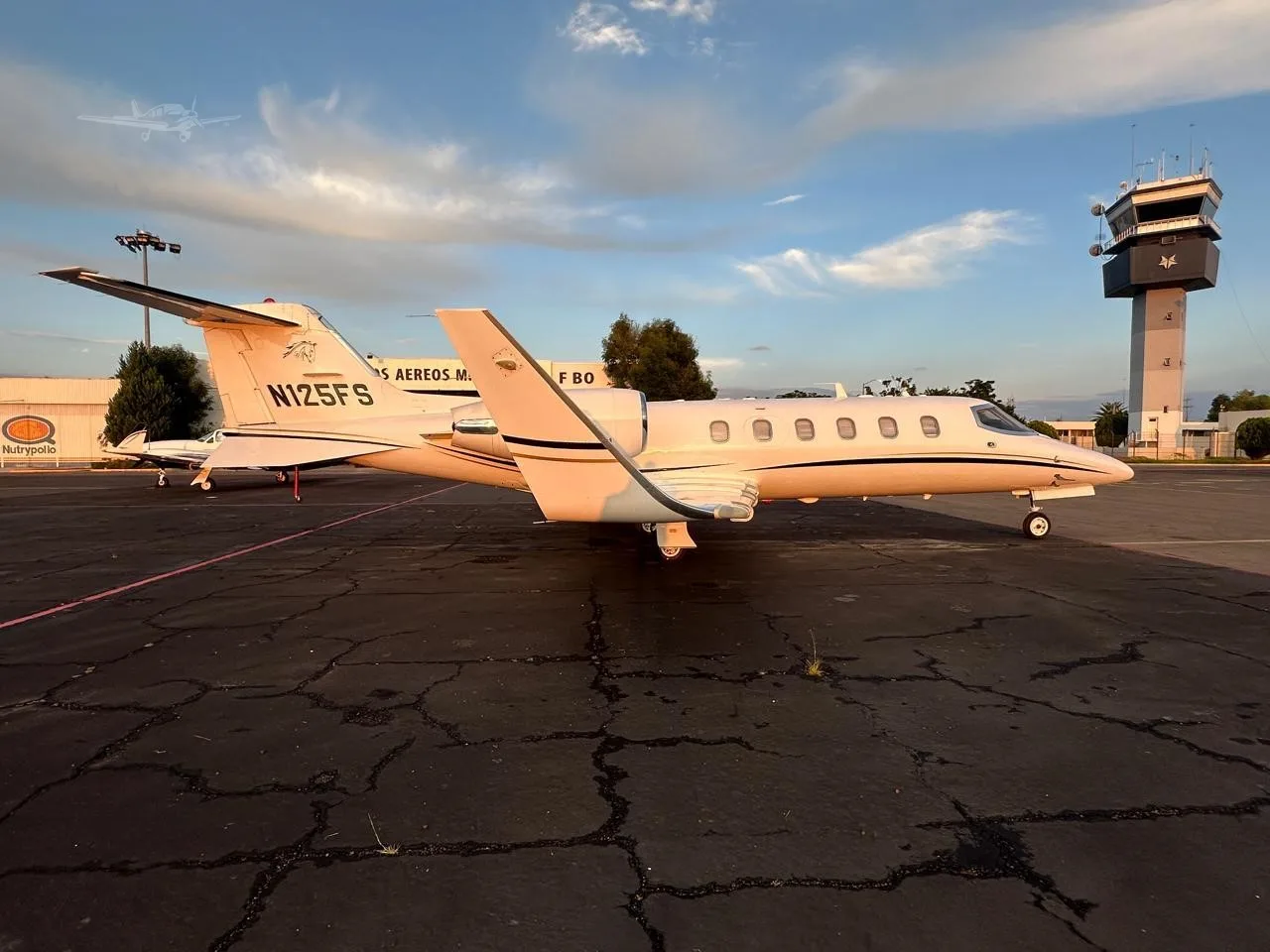 Exterior view of a 1996 LEARJET 31A.