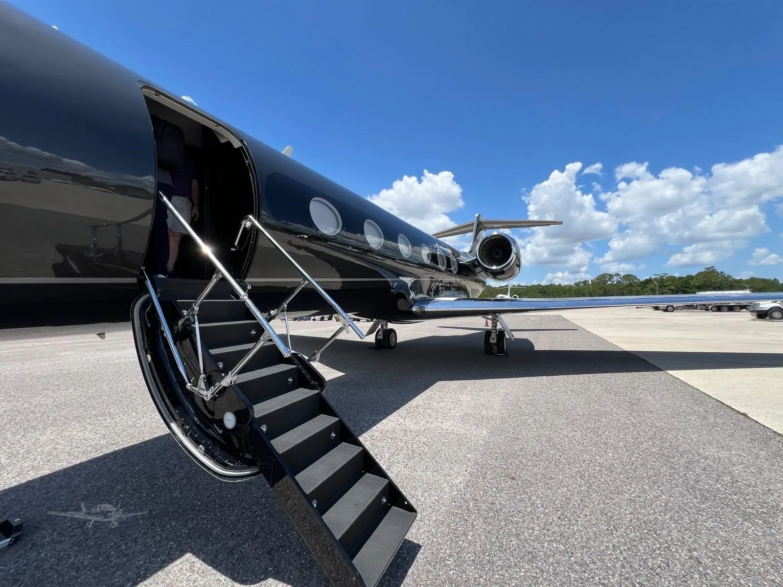 Exterior view of a 2010 GULFSTREAM G450.
