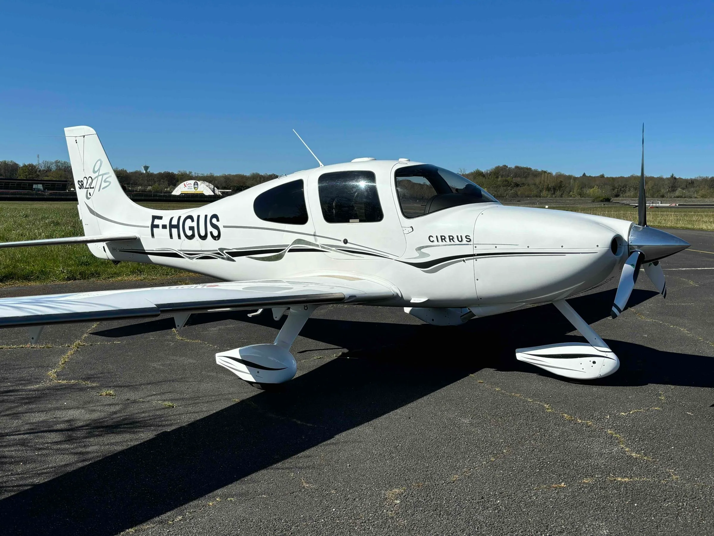 Exterior view of a 2005 Cirrus SR22 G2 GTS, F-HGUS.