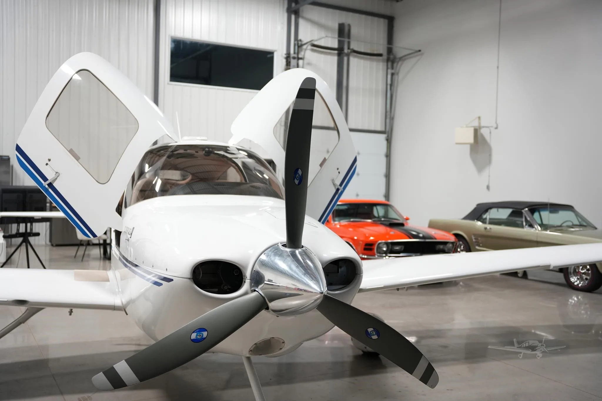 Exterior view of a 2003 CIRRUS SR20, C-GGDS.
