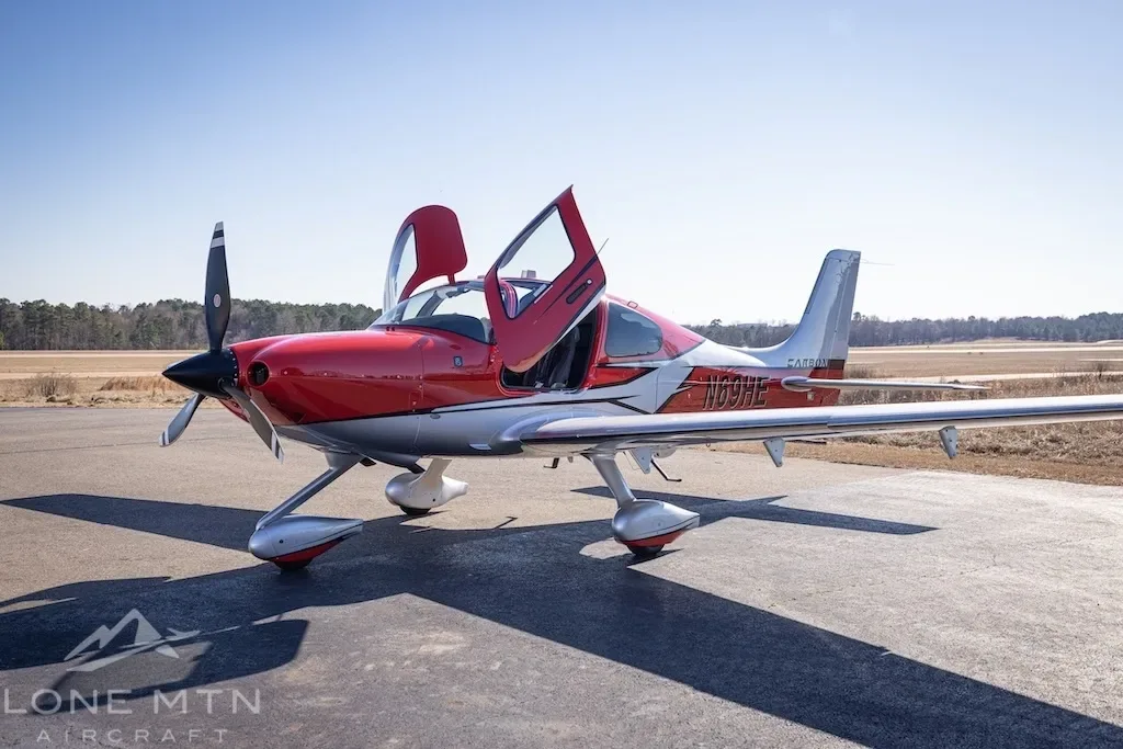 Exterior view of a 2019 Cirrus SR22T, N69HE.