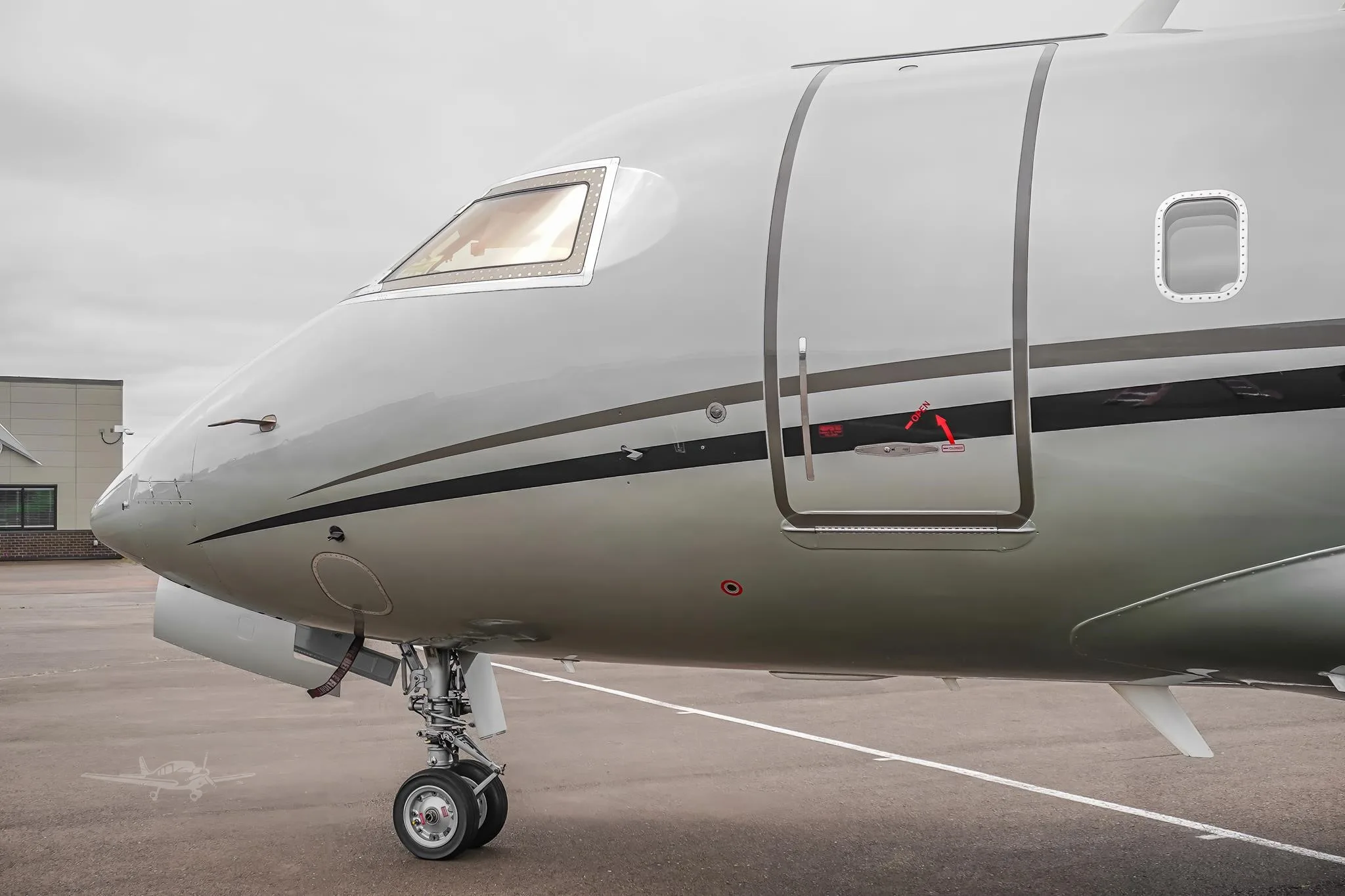 Exterior view of a 1993 BOMBARDIER CHALLENGER 601-3A/ER, N40UT.