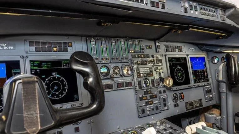 Cockpit and instrument panel of a 1983 BOMBARDIER CHALLENGER 601-1A.