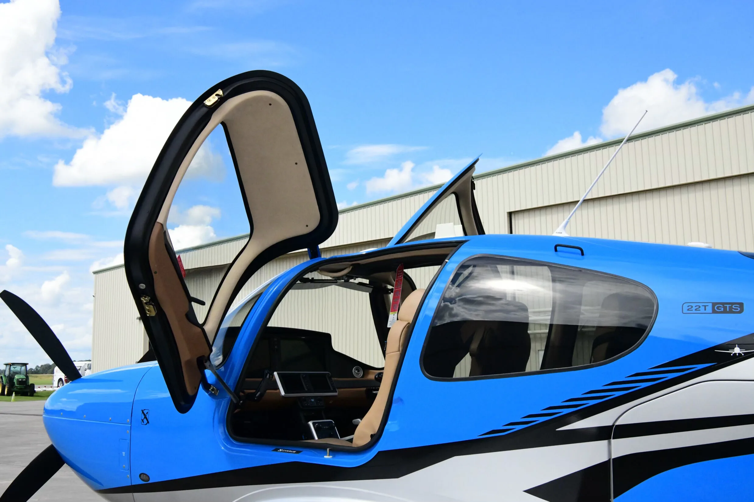 Exterior view of a 2025 Cirrus SR22-G7 Turbo, N506LR.