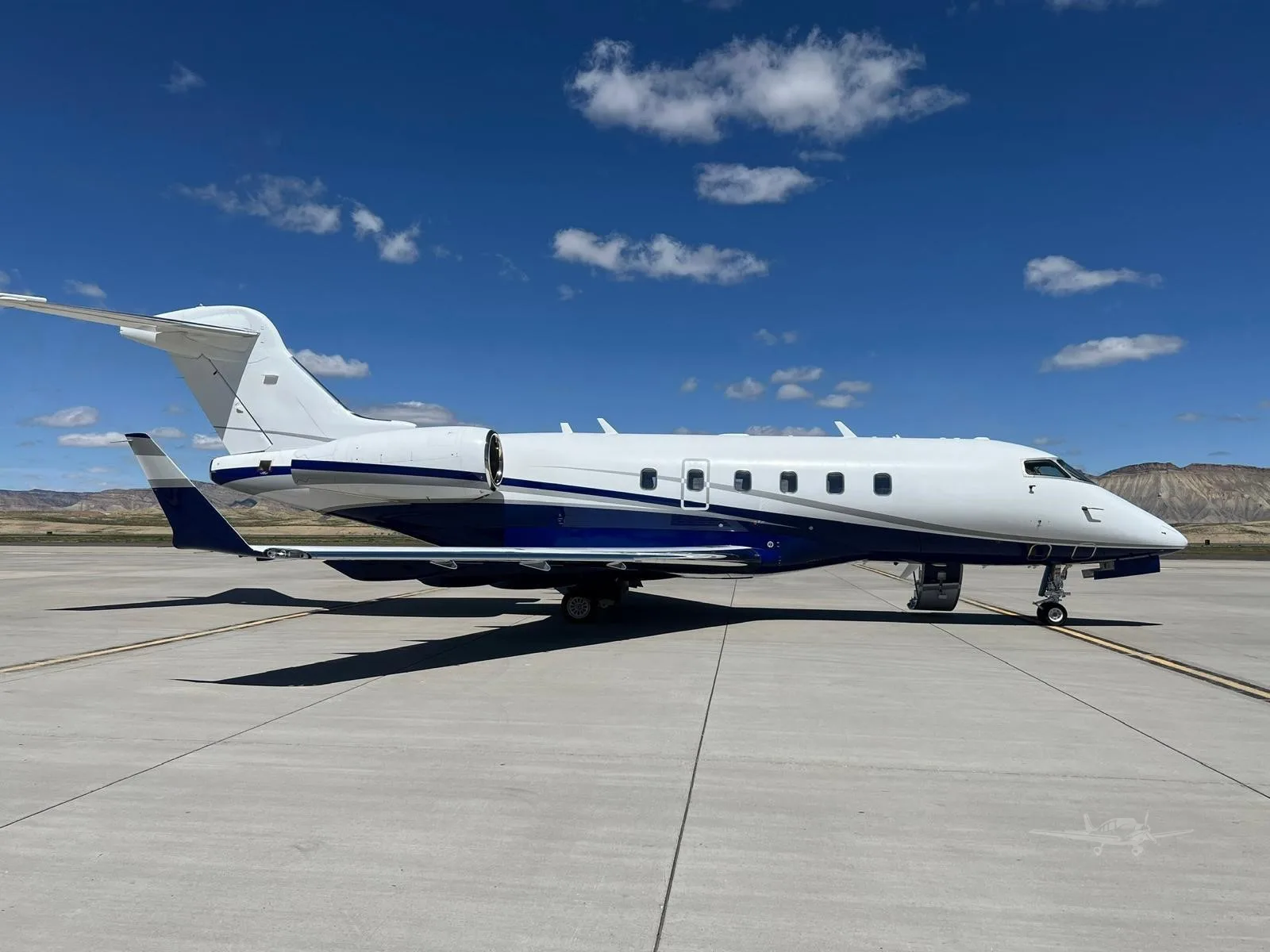 Exterior view of a 2007 BOMBARDIER CHALLENGER 300.