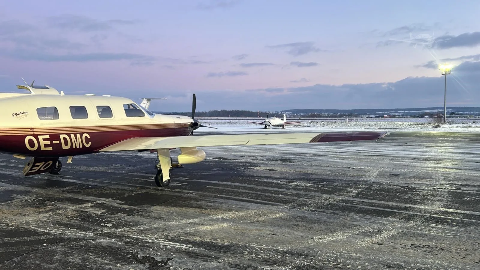 Exterior view of a 2000 PIPER JETPROP, OE-DMC.