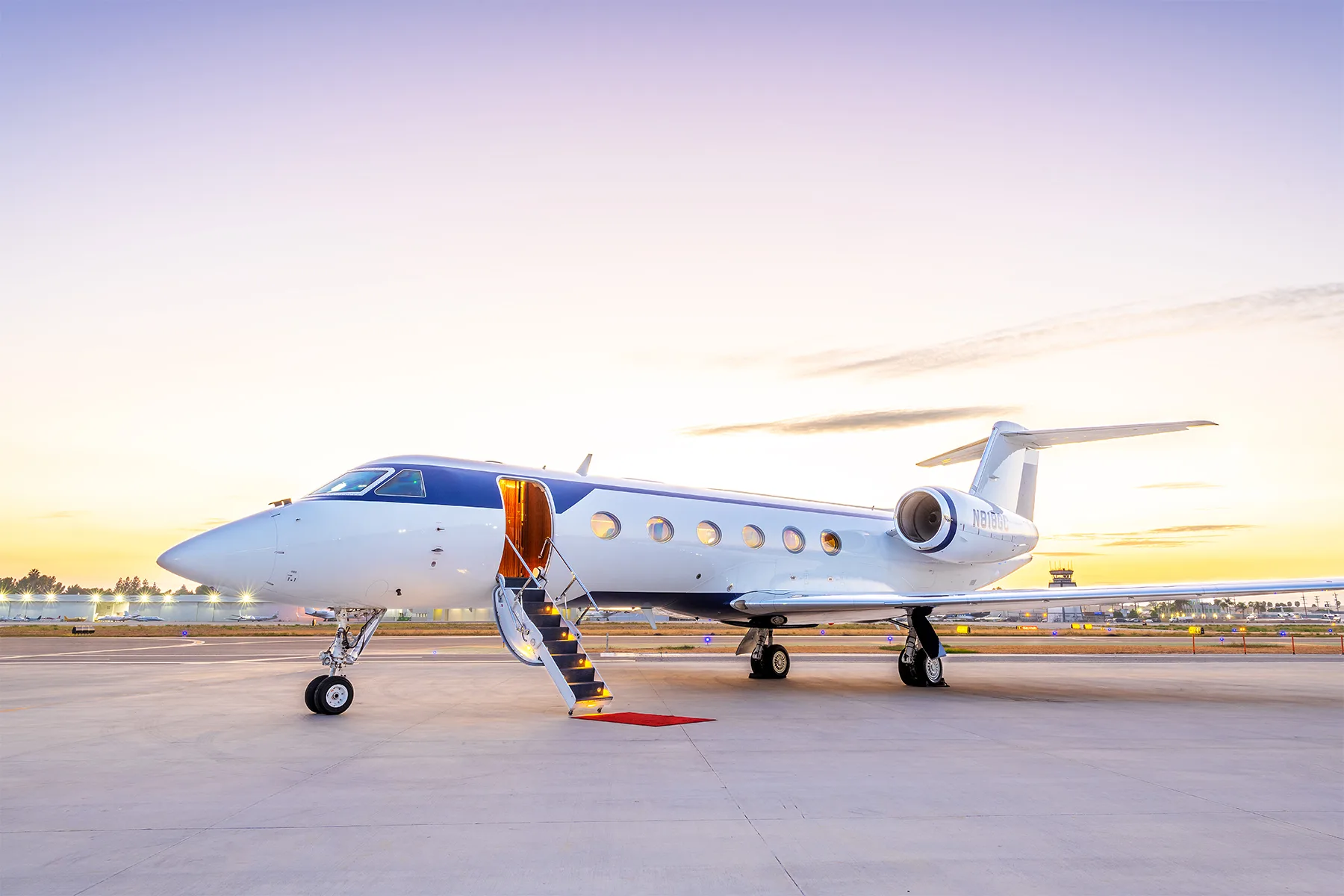 Exterior view of a 2010 Gulfstream g450.