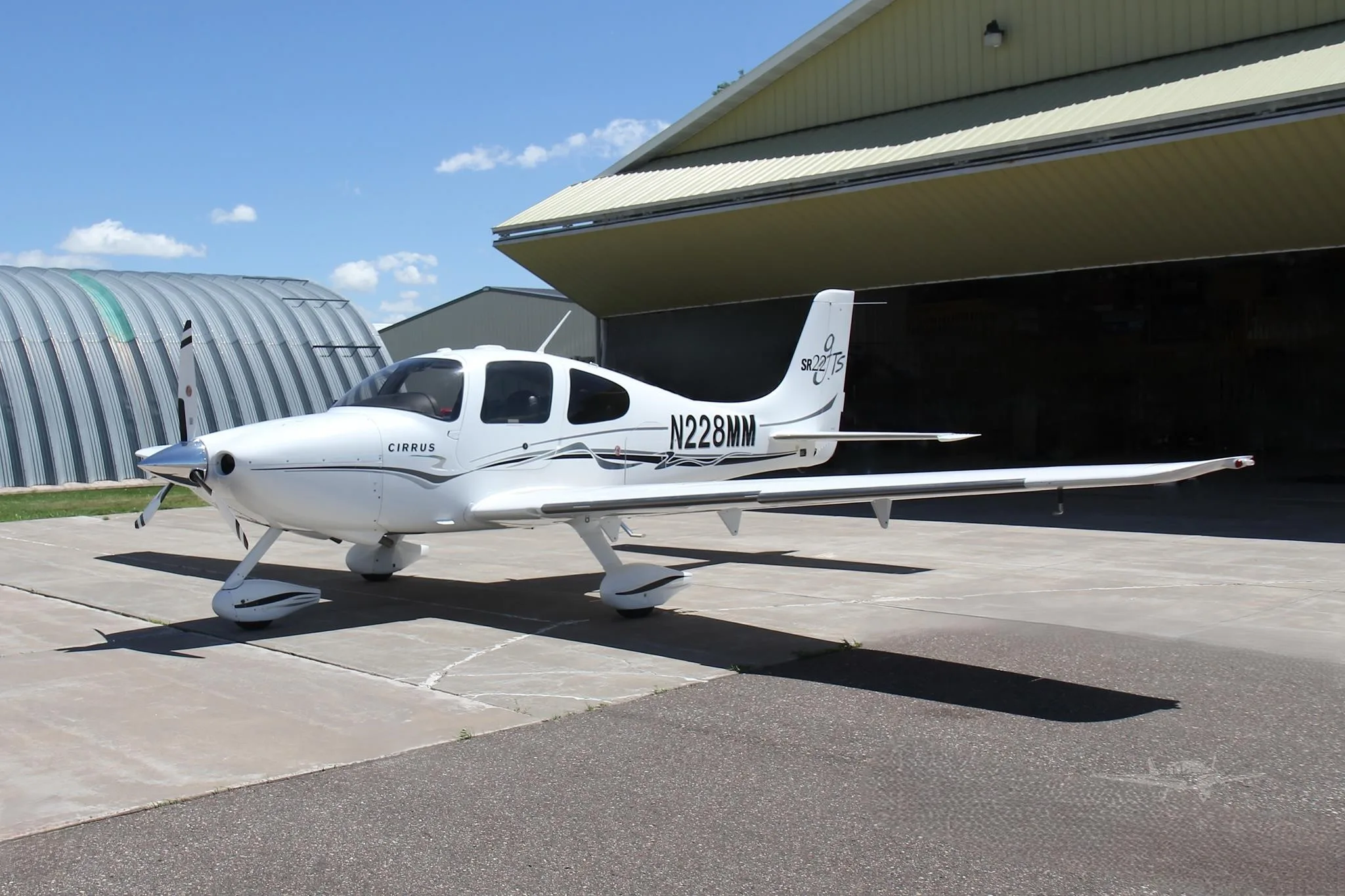 Exterior view of a 2005 CIRRUS SR22-G2, N228MM.