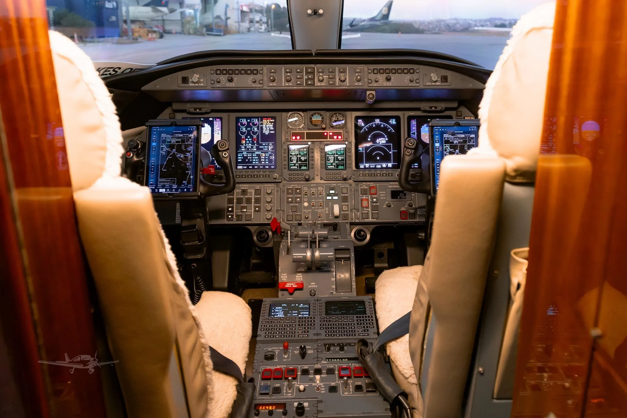 Cockpit and instrument panel of a 2001 LEARJET 45.