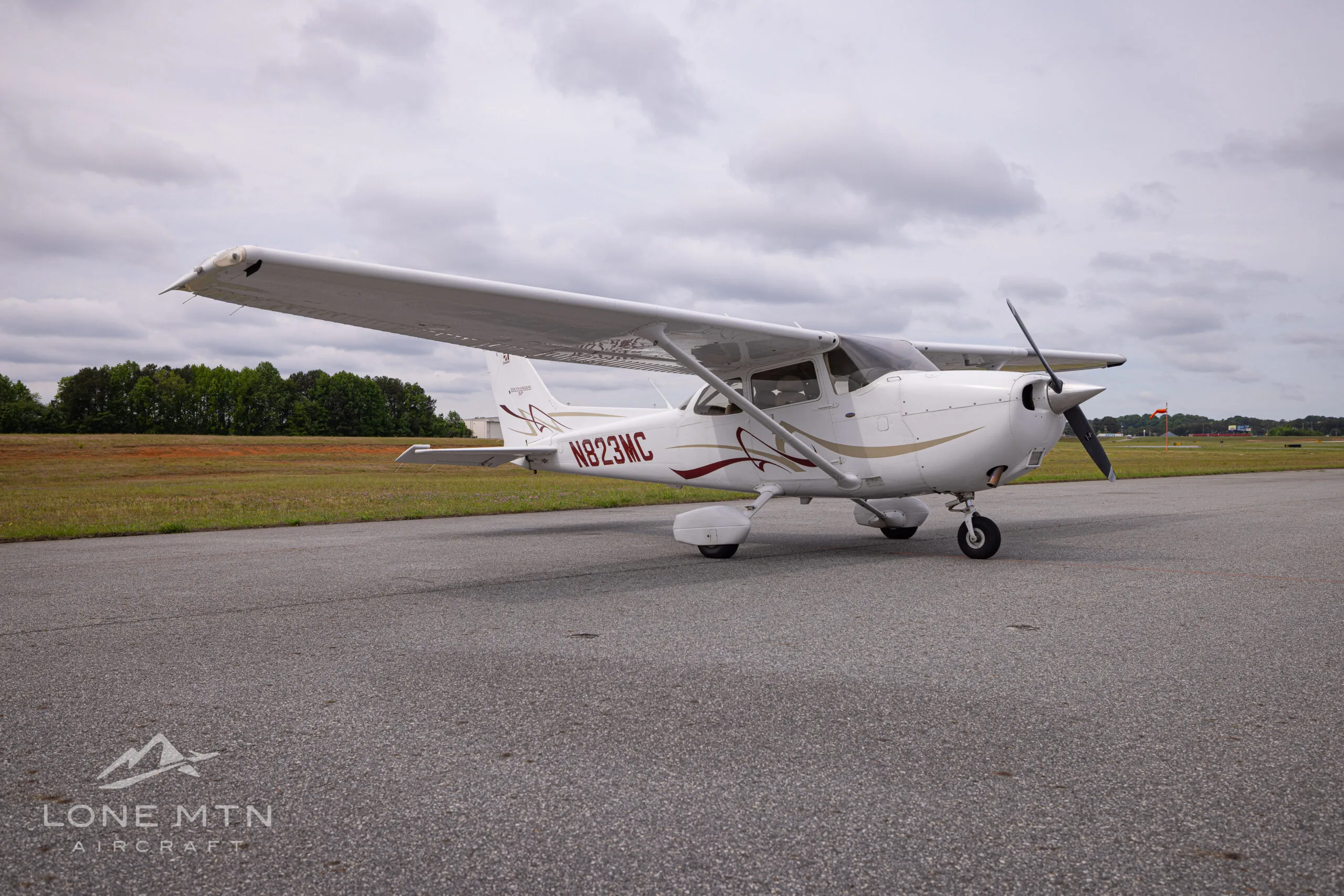 Exterior view of a 2008 Cessna 172S, N823MC.
