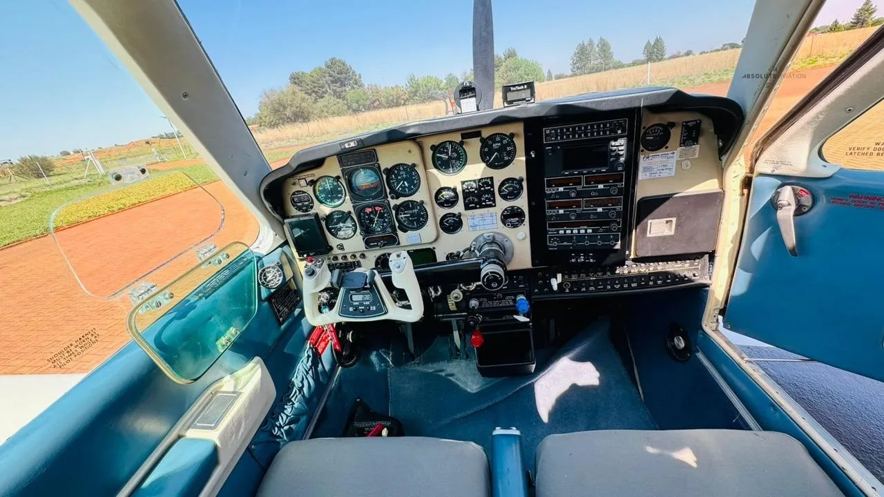 Cockpit and instrument panel of a 1989 BEECHCRAFT F33A BONANZA.