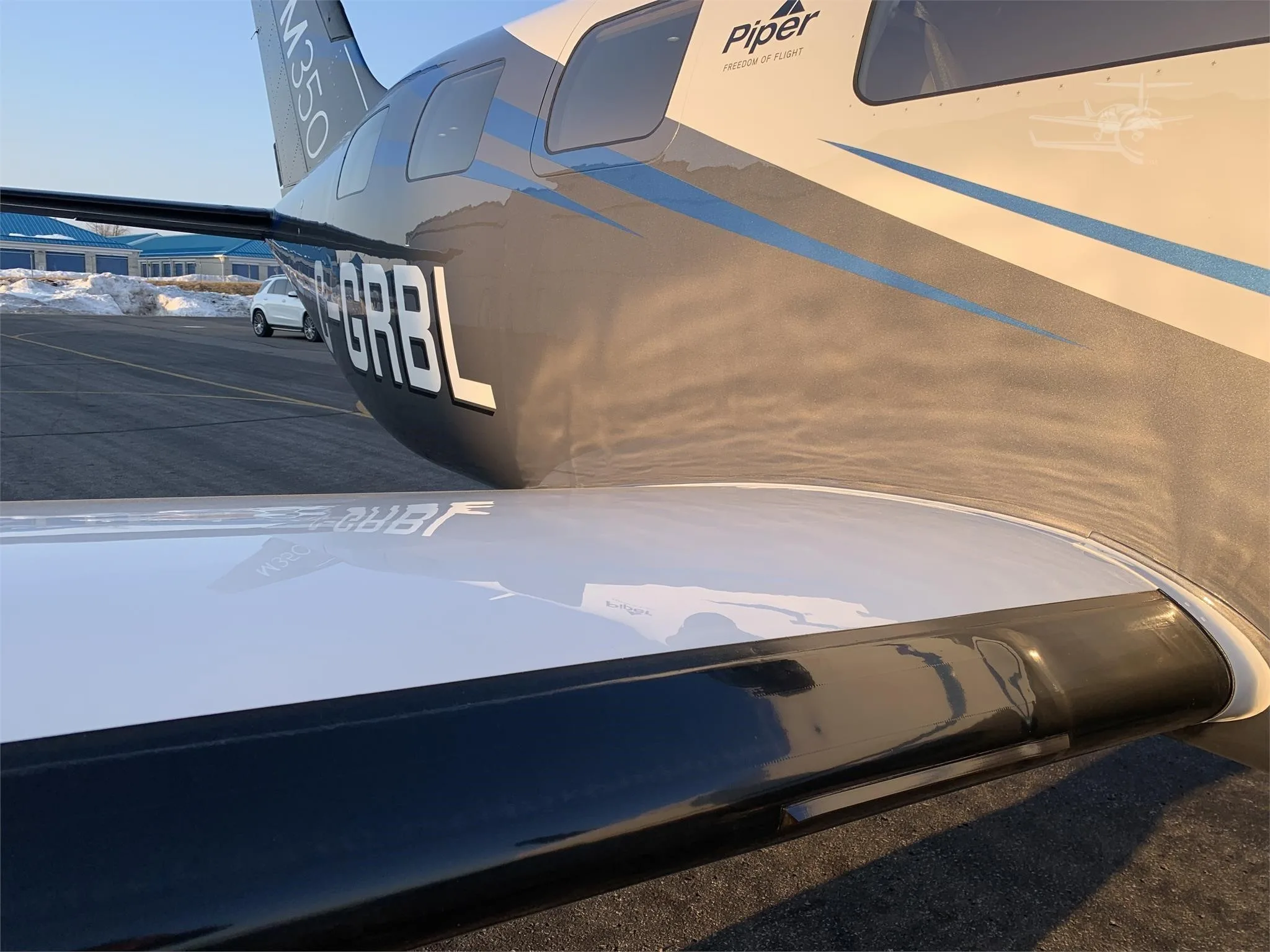Exterior view of a 2021 PIPER M350, F-HNAL.