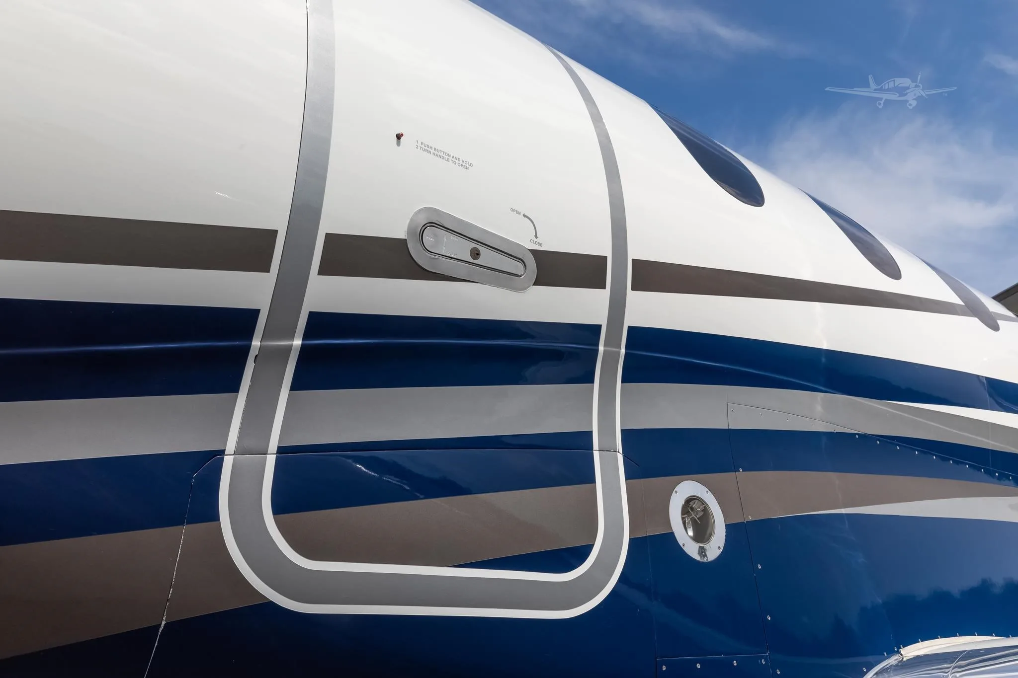 Exterior view of a 2007 BEECHCRAFT PREMIER IA, N946LC.