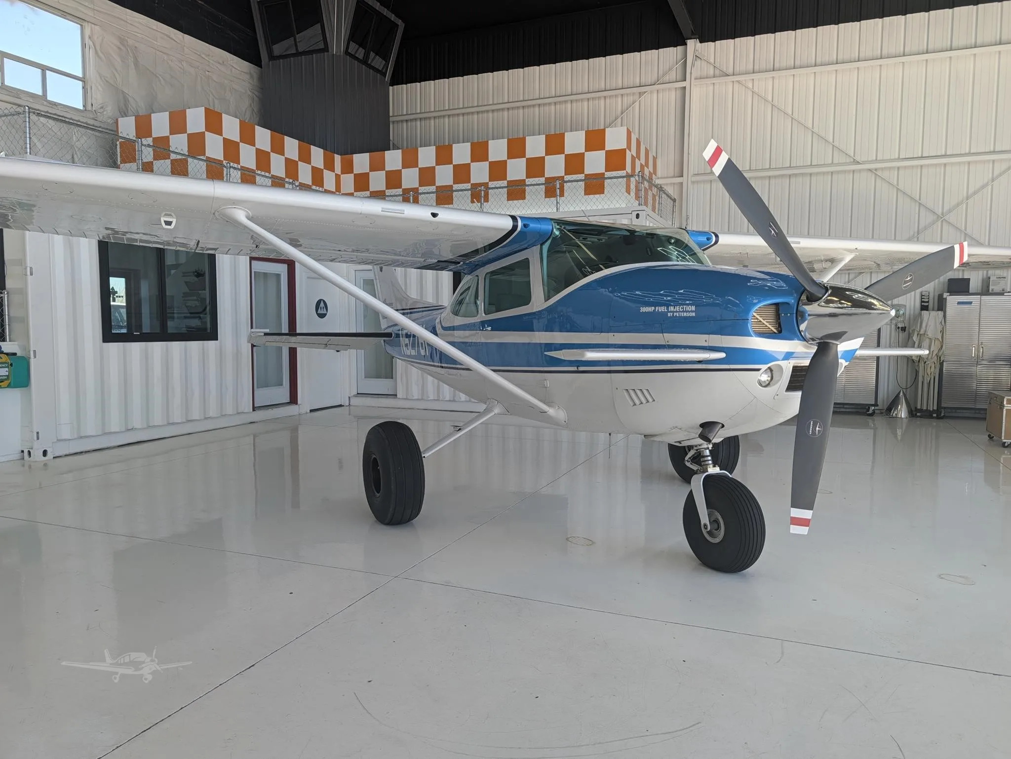 Exterior view of a CESSNA 182 SKYLANE, N52761.