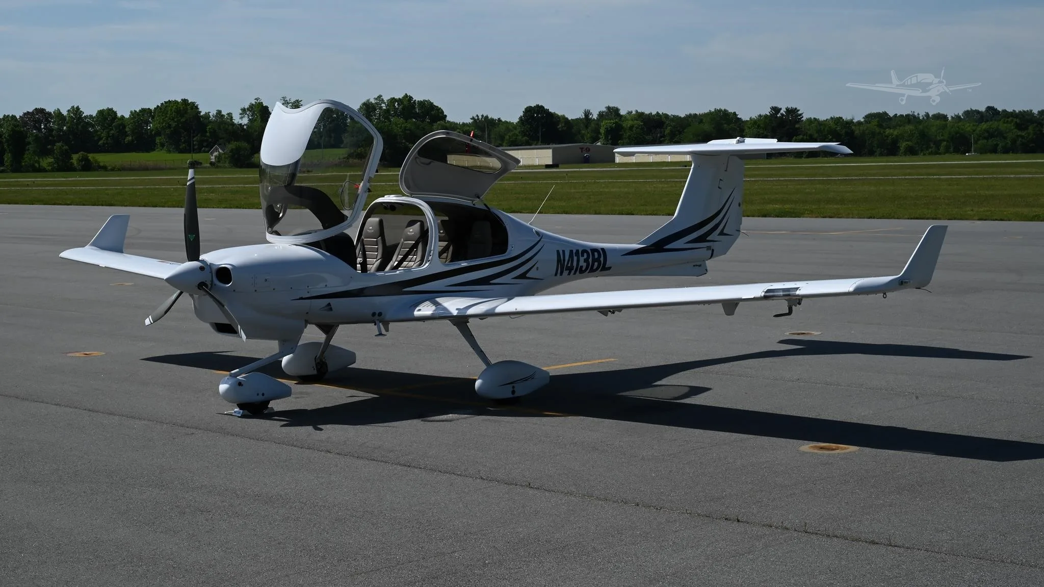 Exterior view of a 2019 DIAMOND DA40 NG, N413BL.