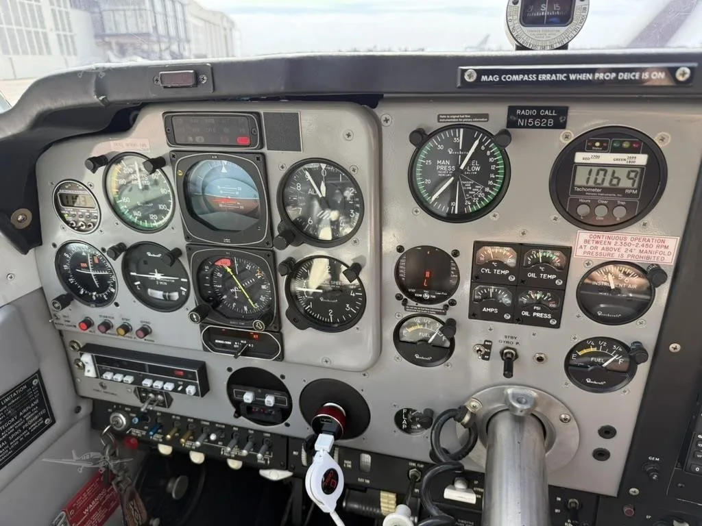 Cockpit and instrument panel of a 1989 BEECHCRAFT F33A BONANZA.