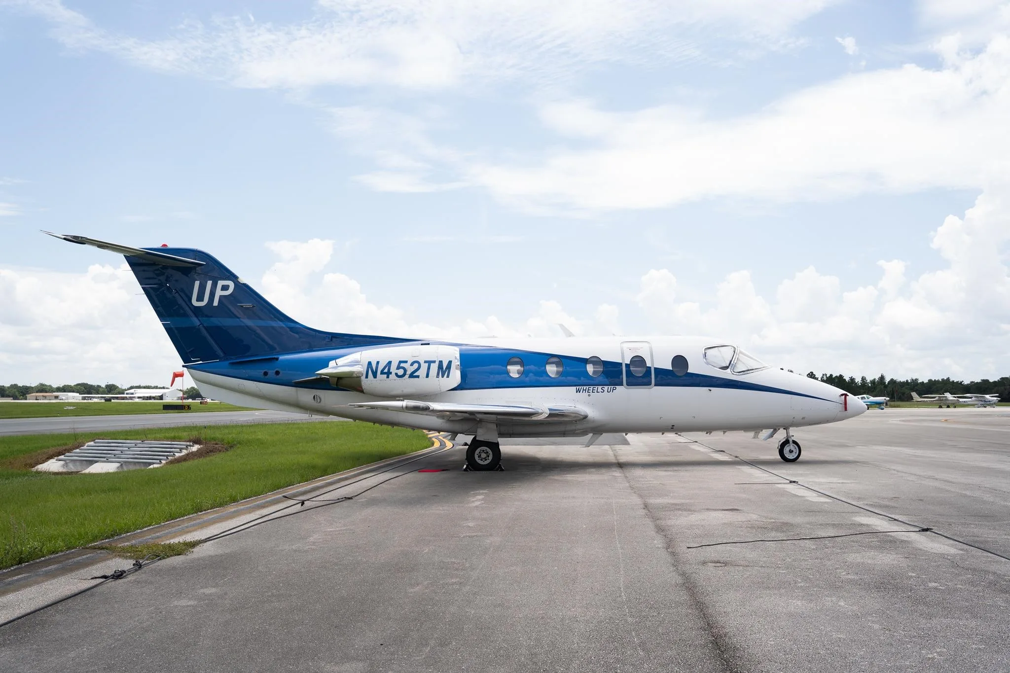 Exterior view of a 2008 HAWKER 400XP, N452TM.