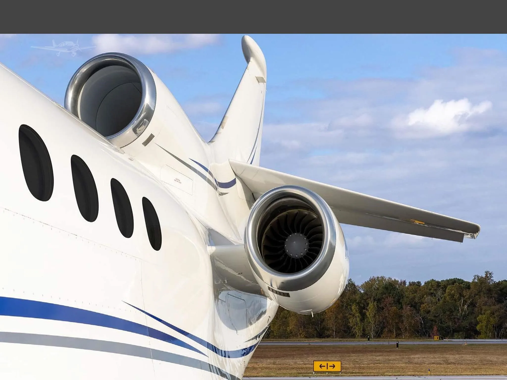 Exterior view of a 2010 DASSAULT FALCON 7X, N48JP.
