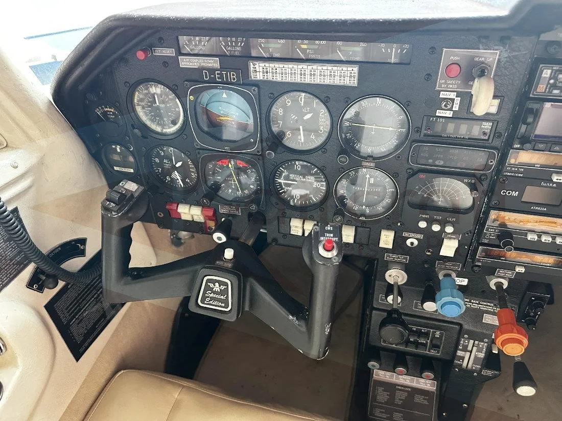 Cockpit and instrument panel of a 1980 MOONEY M20K 231.