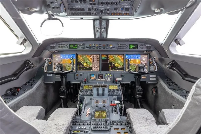 Cockpit and instrument panel of a 2007 GULFSTREAM G550.