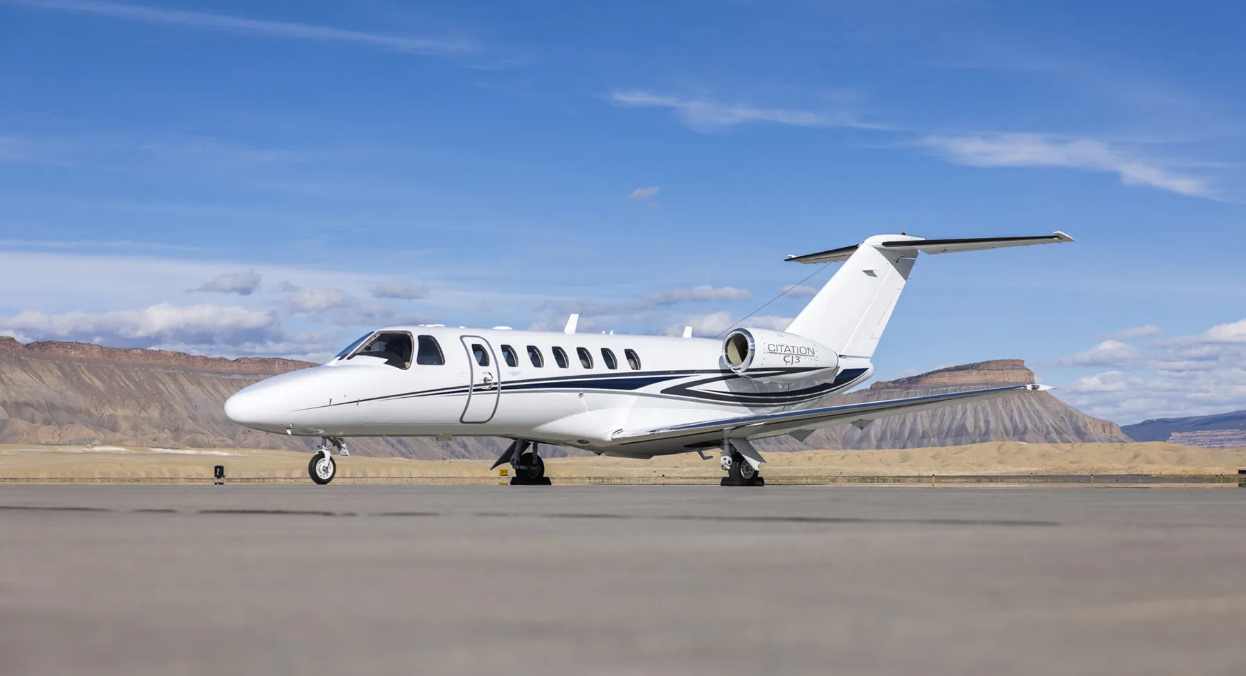 Exterior view of a 2008 Hawker 400XP, N975BD.