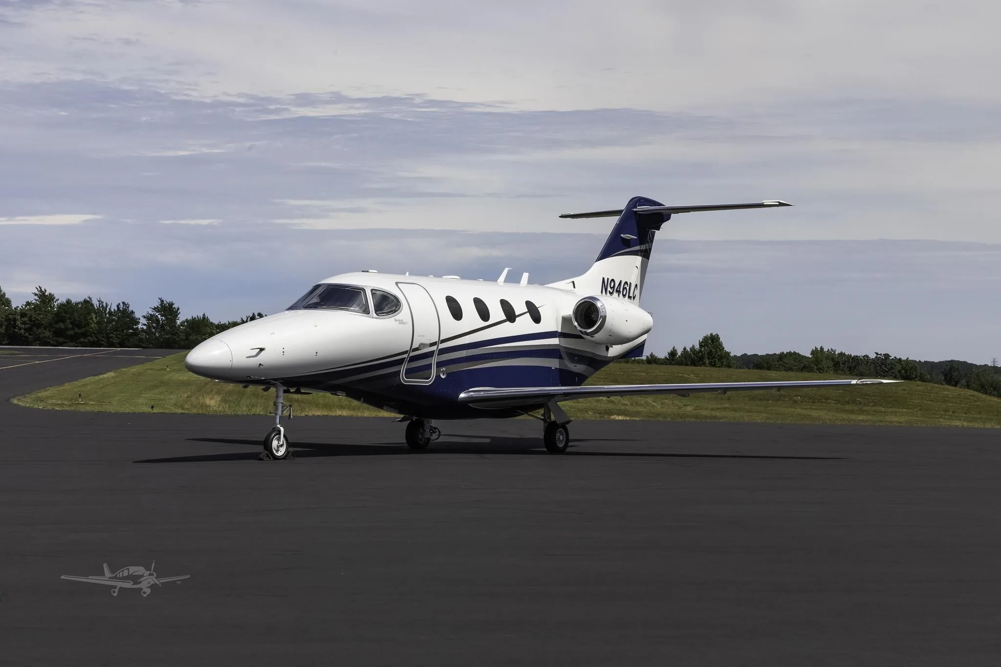 Exterior view of a 2007 BEECHCRAFT PREMIER IA, N946LC.