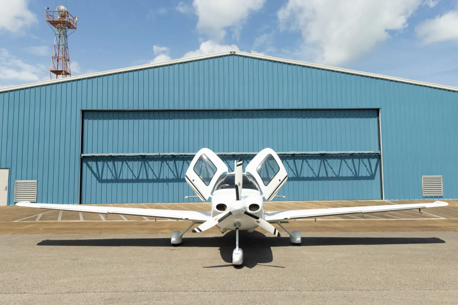 Cabin interior of a 2007 Cirrus SR22.
