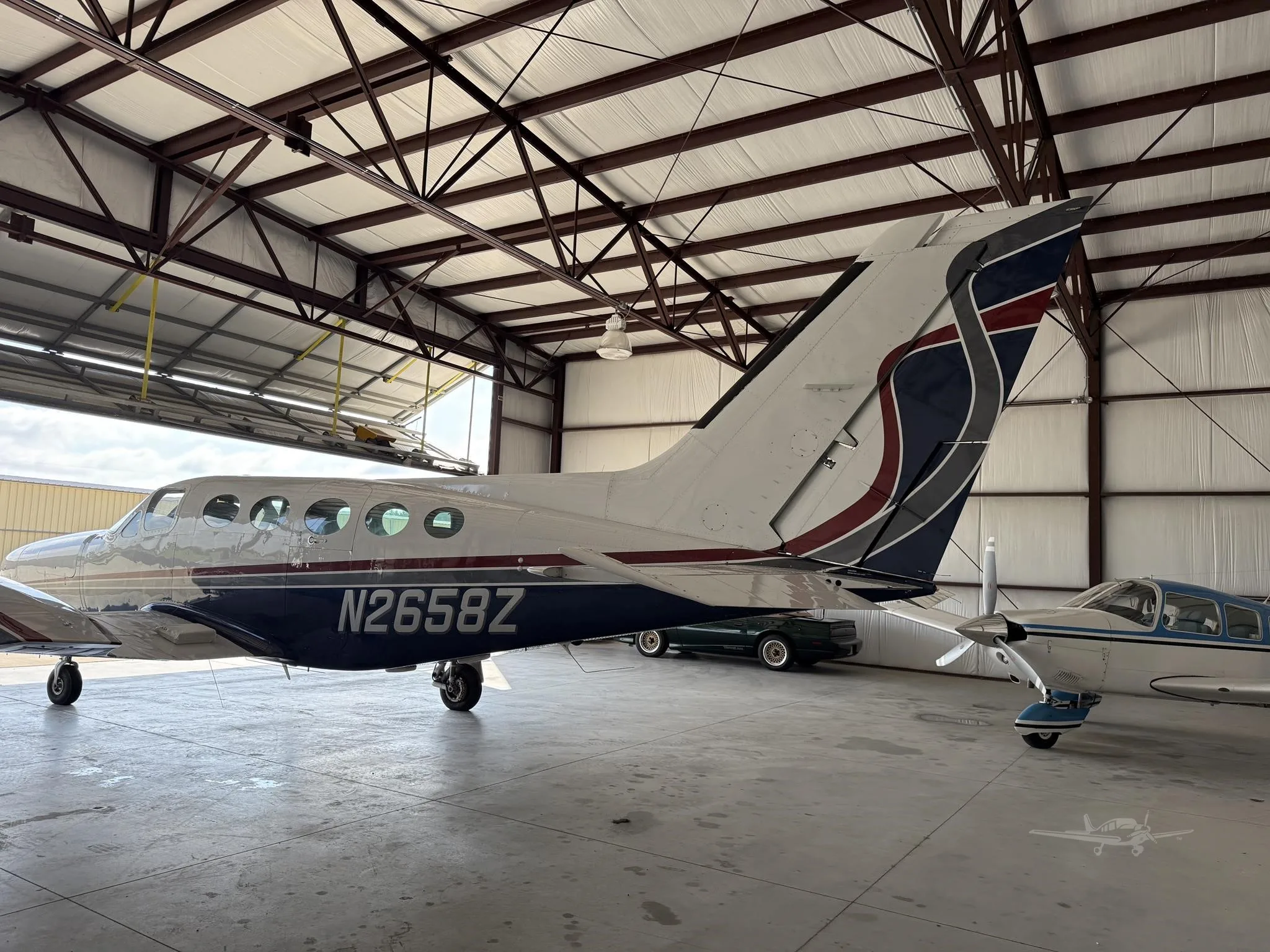 Exterior view of a CESSNA 421C, N2658Z.