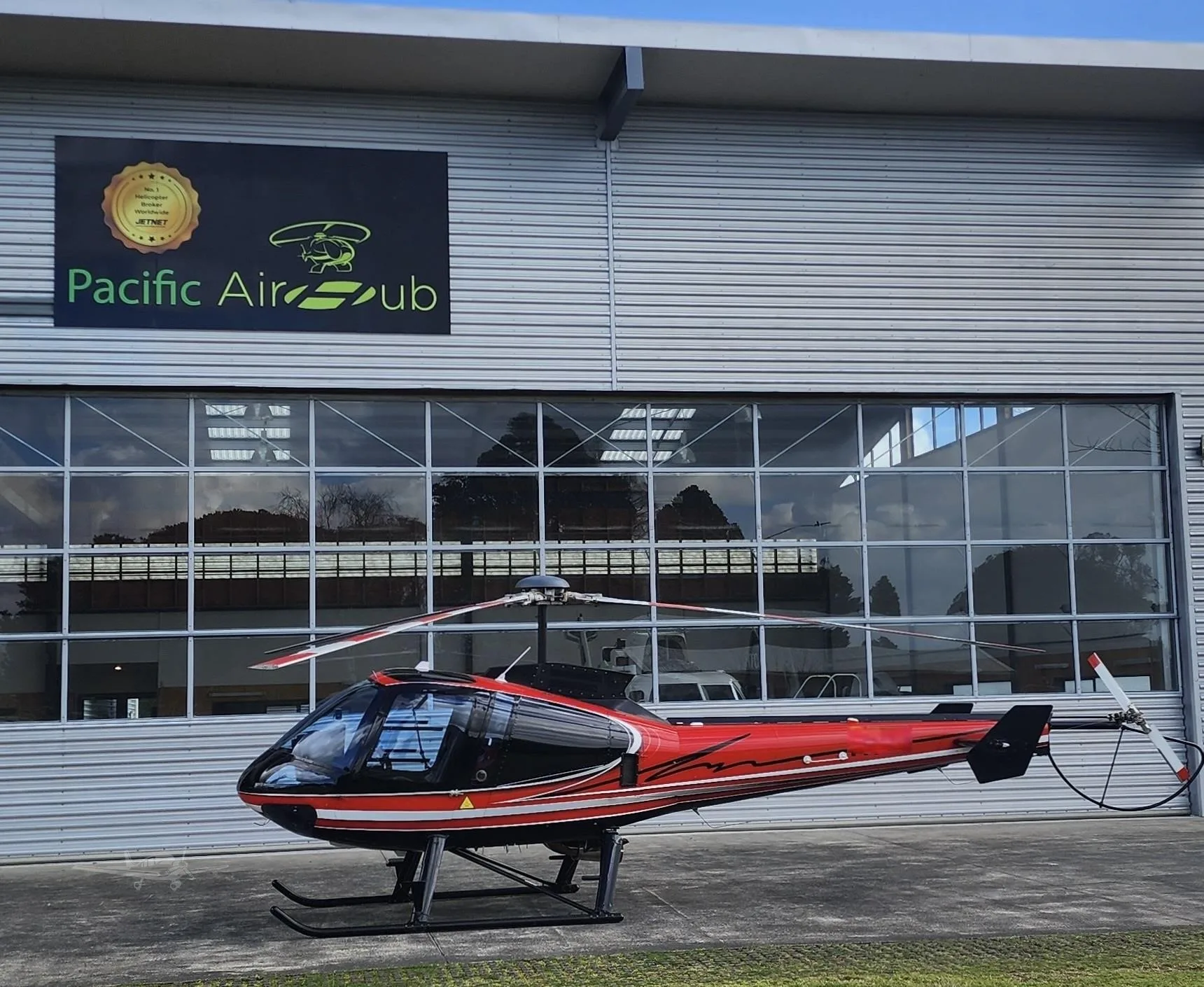 Exterior view of a 2006 ENSTROM 480B TURBINE.