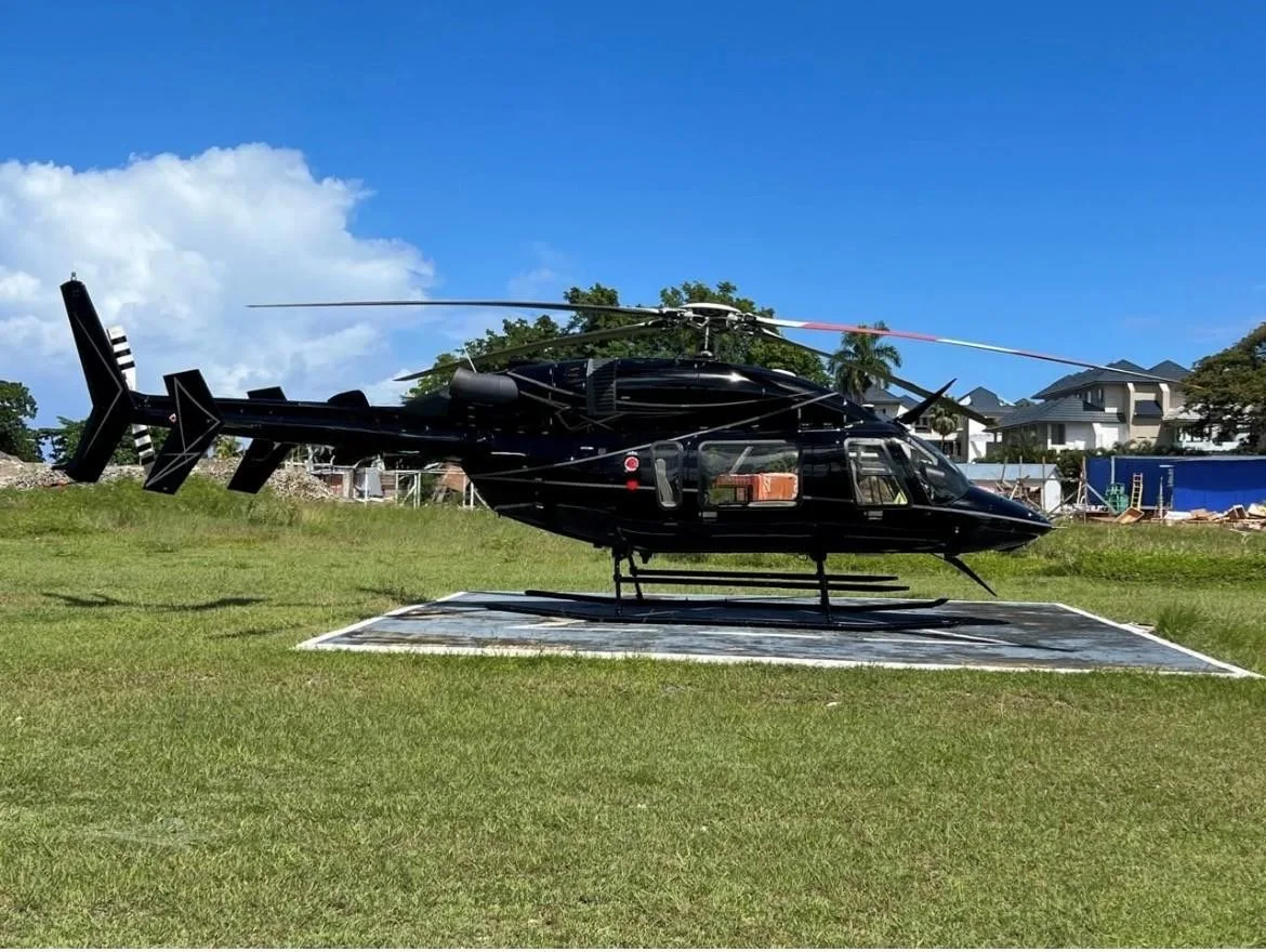 Exterior view of a 2009 BELL 427, N427UV.