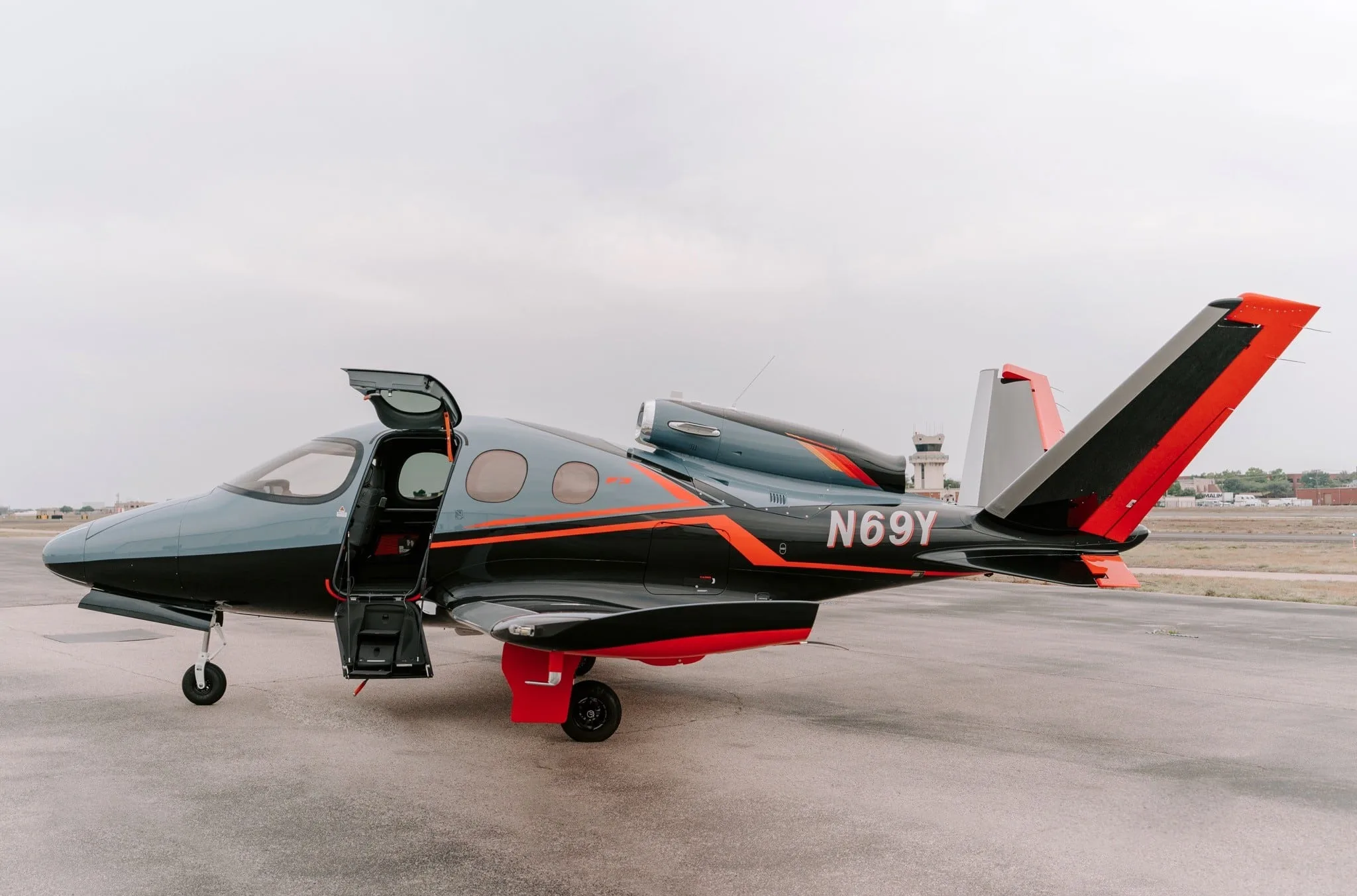 Exterior view of a 2023 Cirrus VISION SF50 G2+ | Leviate Air Group.