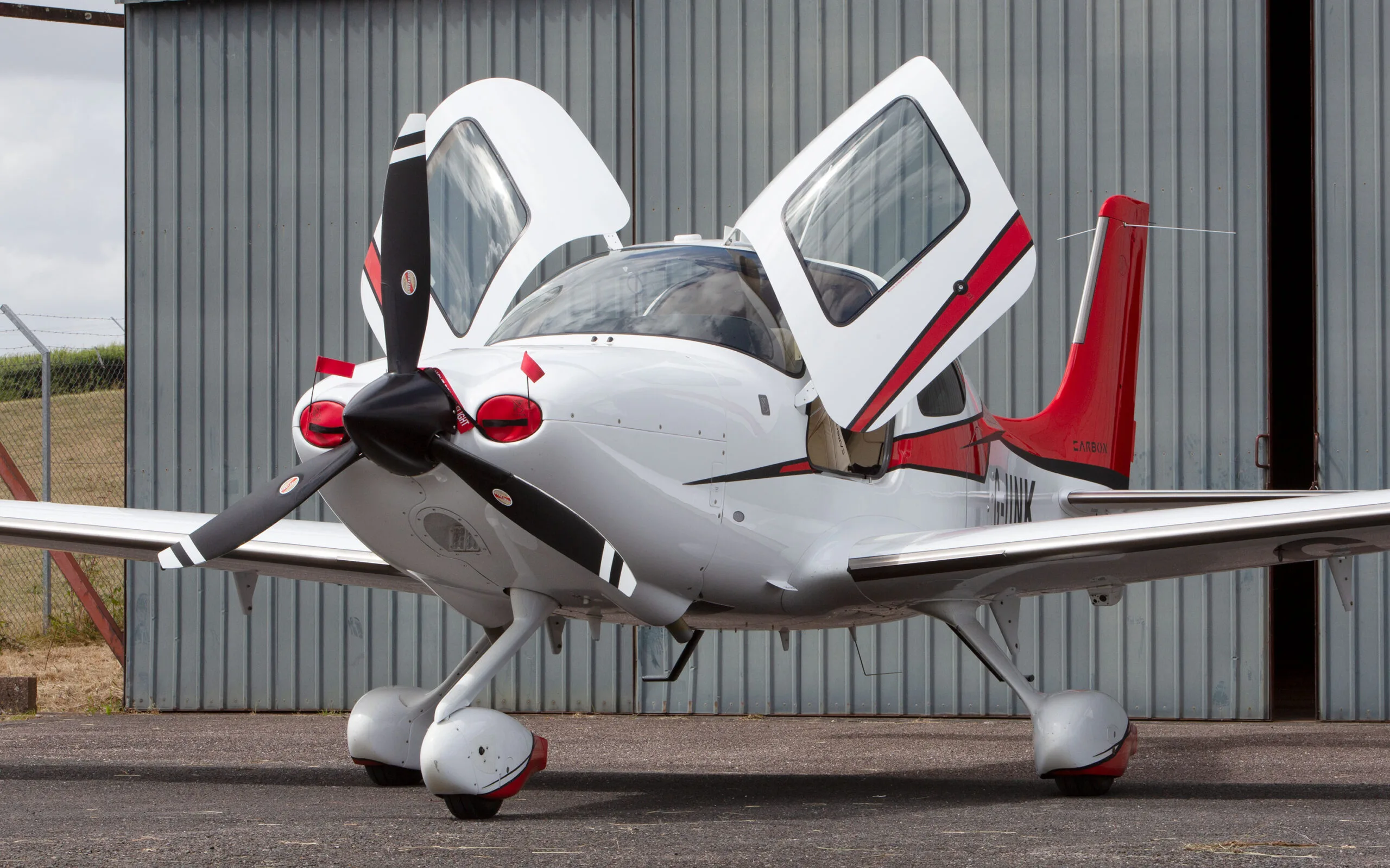 Exterior view of a 2000 Cirrus SR20 6 Pack, N131CD.