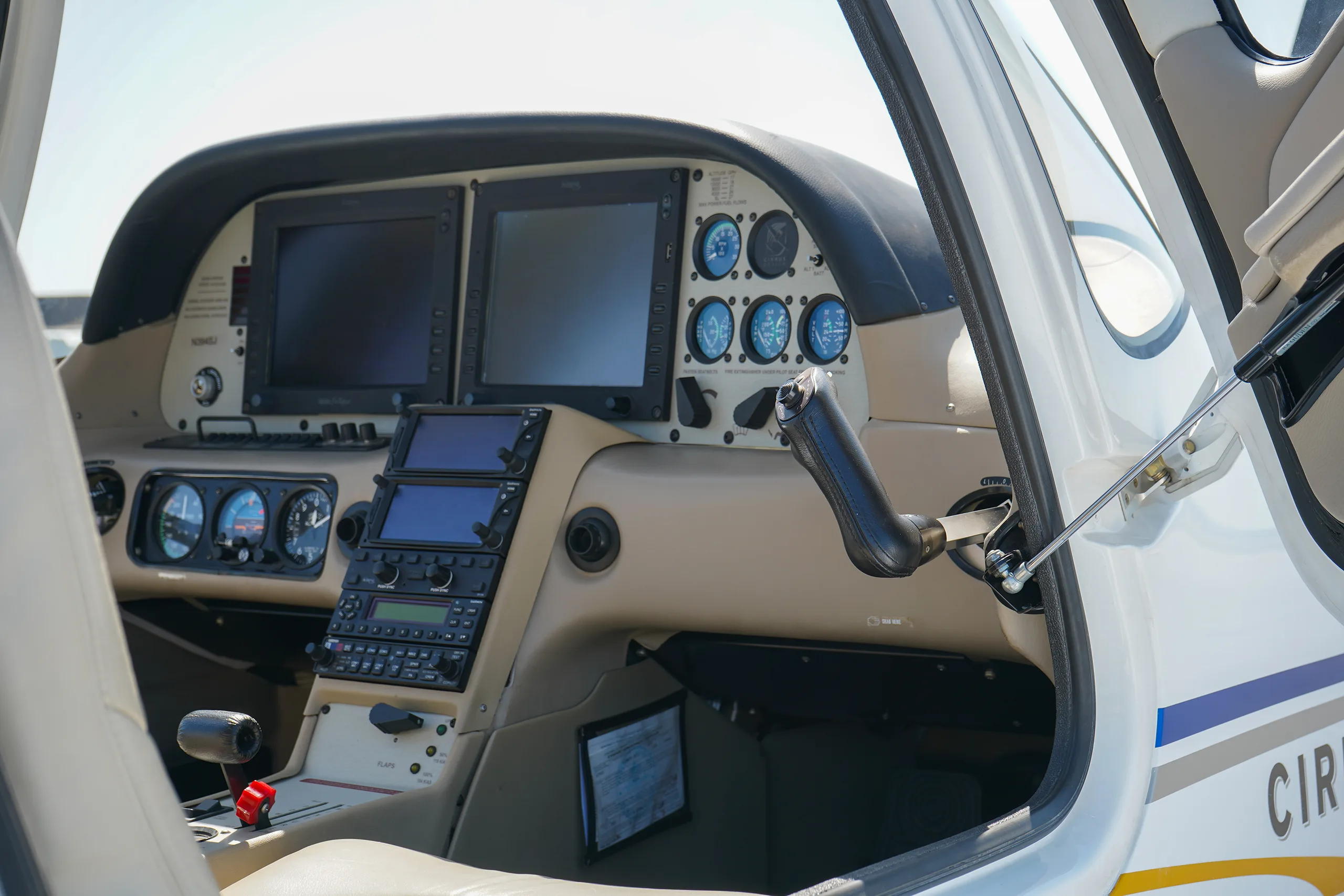 Cockpit and instrument panel of a 2005 Cirrus SR22 G2.