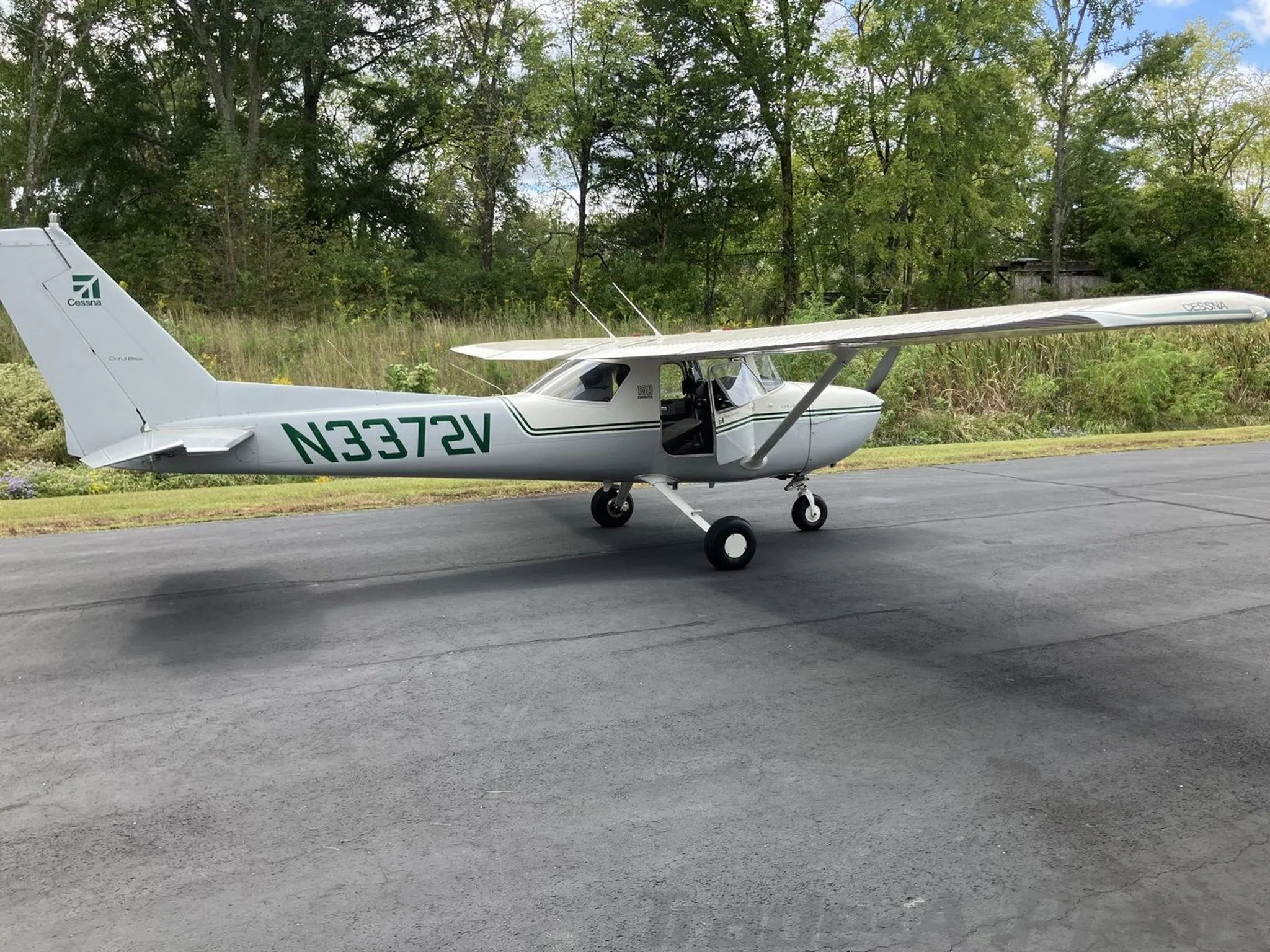 Exterior view of a 1975 CESSNA 150M, N3372V.