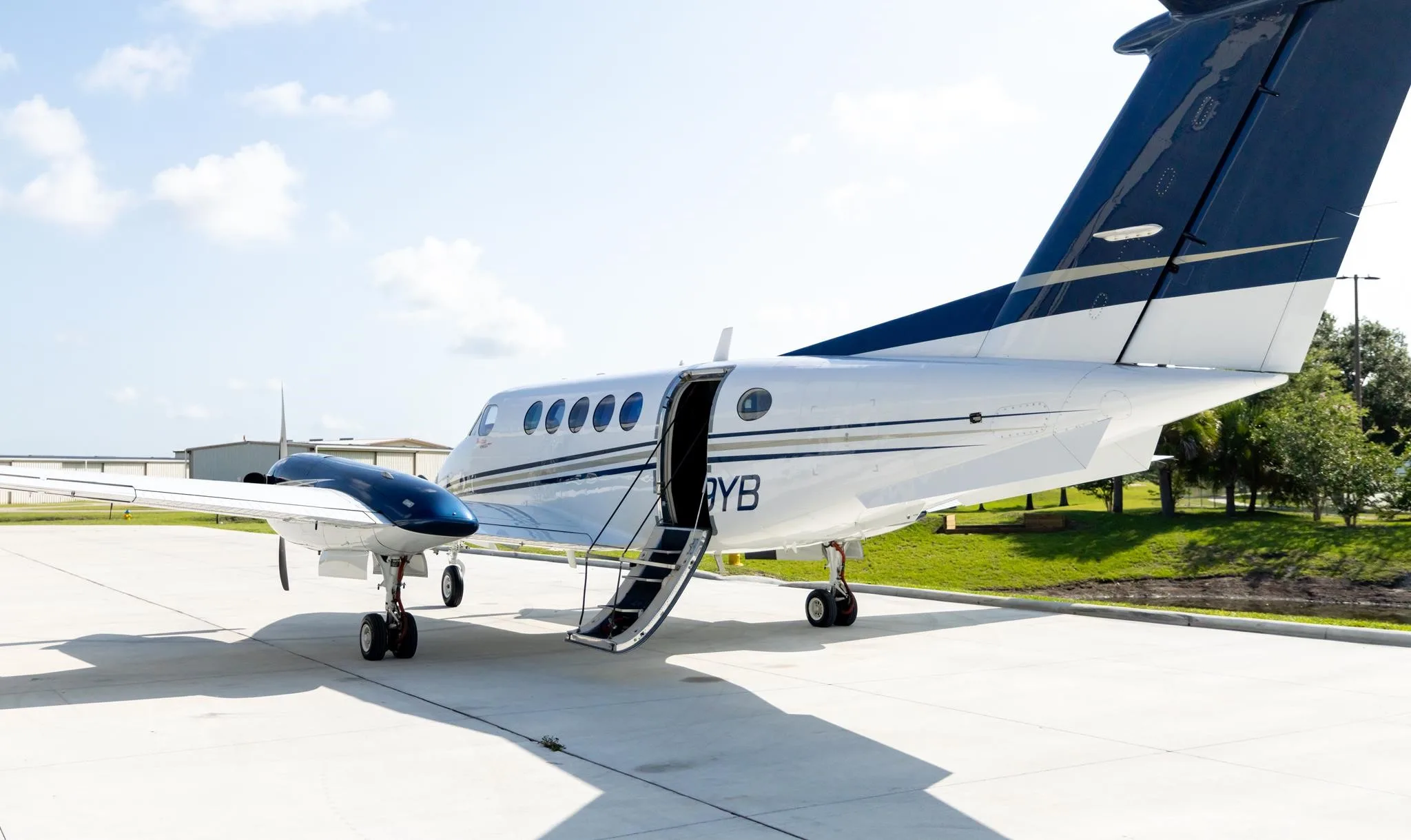 Exterior view of a 2009 BEECHCRAFT KING AIR B200GT.
