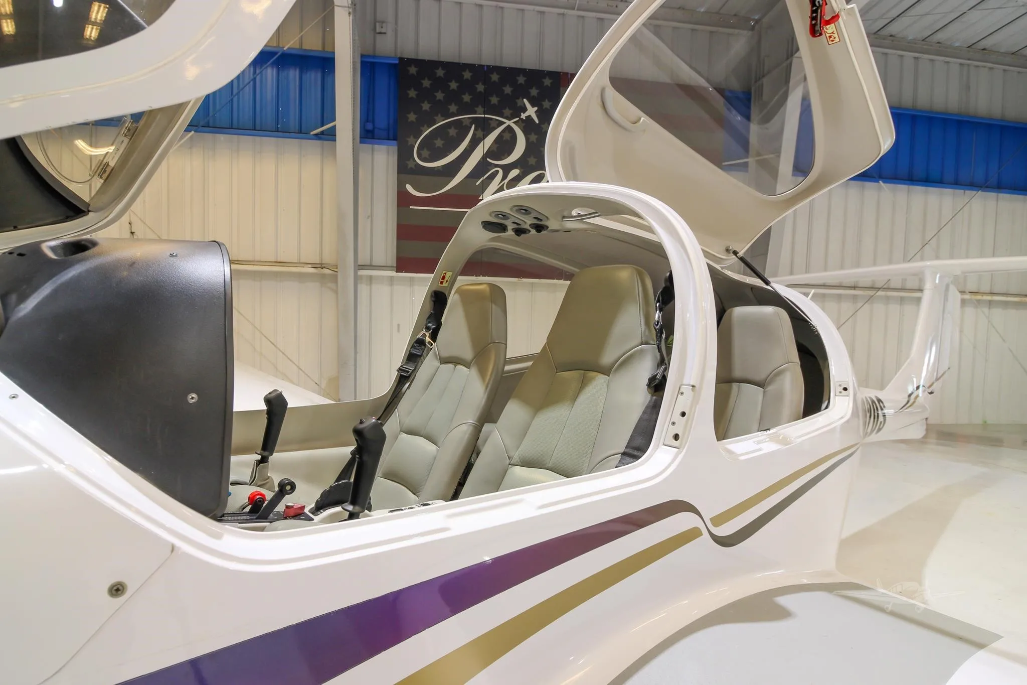 Exterior view of a 2005 DIAMOND DA40-180 STAR, N192DS.