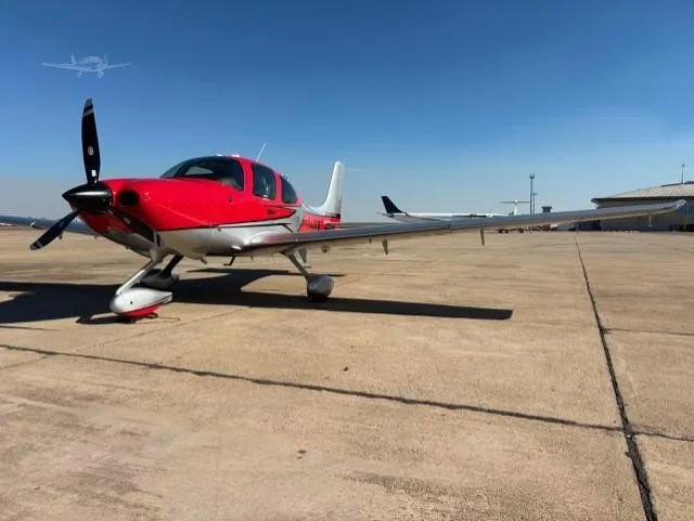 Exterior view of a 2019 CIRRUS SR22-G6, Z-HBW.
