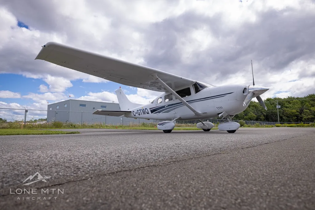 Exterior view of a 1999 Cessna 206H Stationair, C-GTMQ.