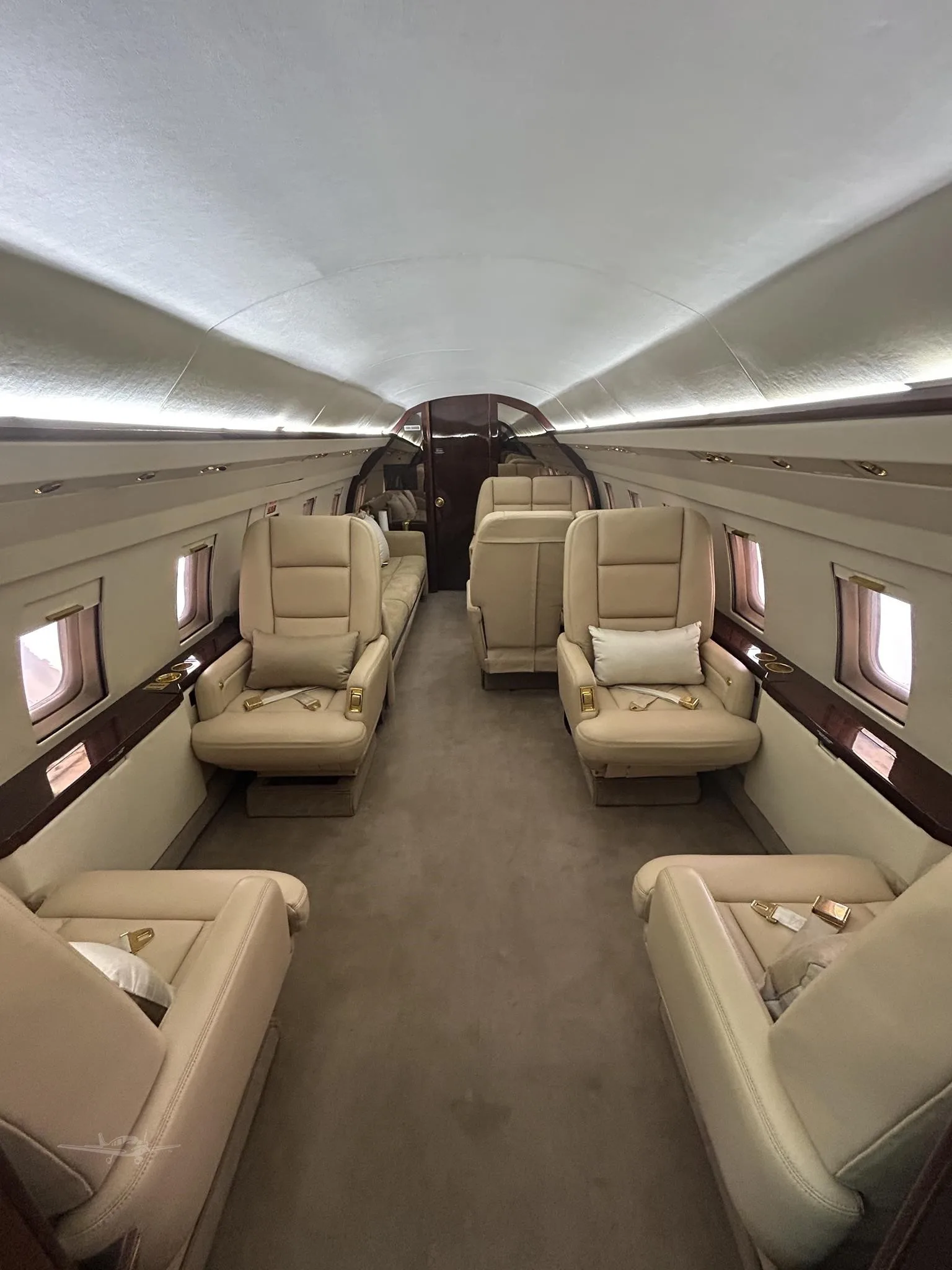 Cabin interior of a 1982 BOMBARDIER CHALLENGER 600.