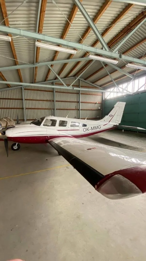 Exterior view of a 1984 PIPER SENECA III, OK-MMG.