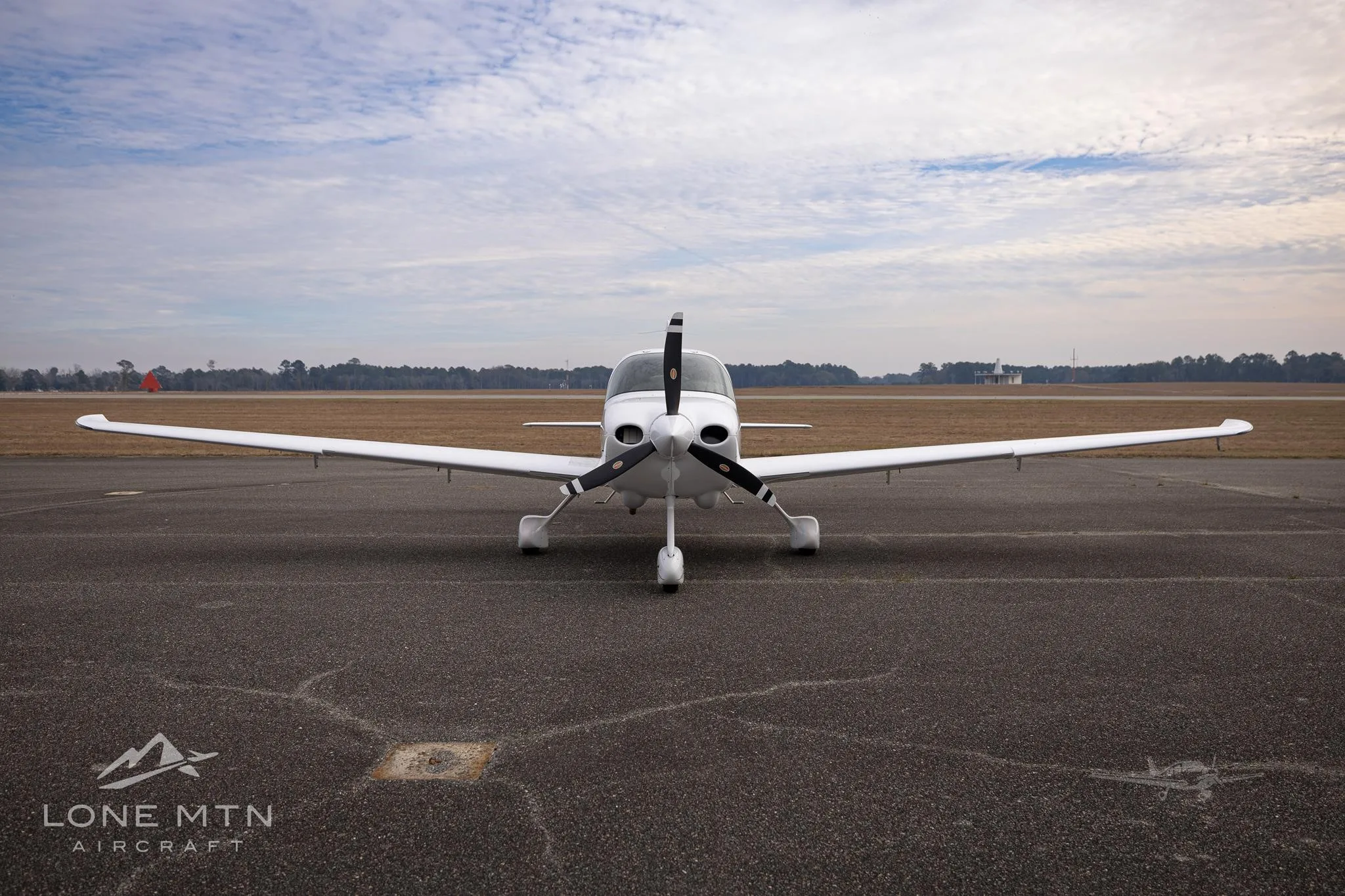 Exterior view of a 2019 CIRRUS SR20-G6, N898TX.