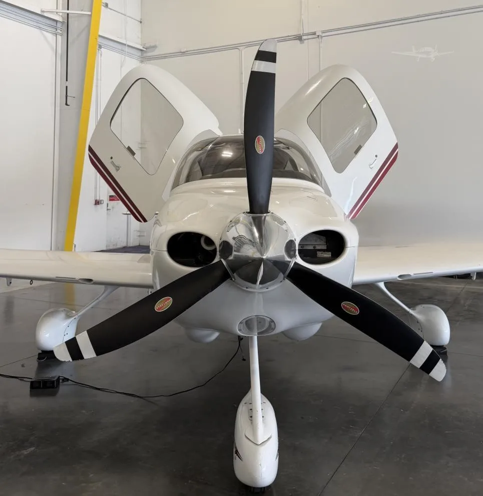 Exterior view of a 2001 CIRRUS SR20, N222HW.