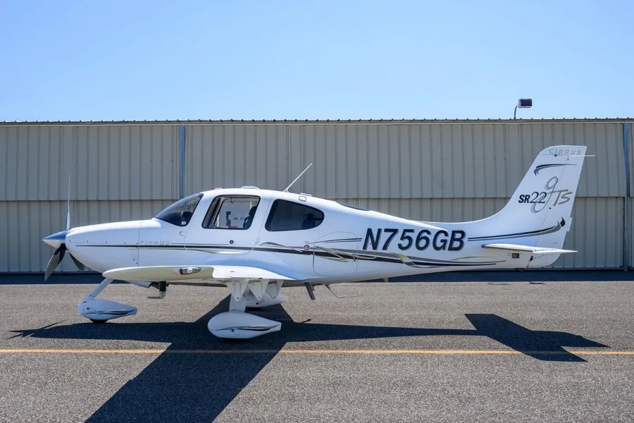 Exterior view of a 2006 Cirrus SR22-G2, N756GB.