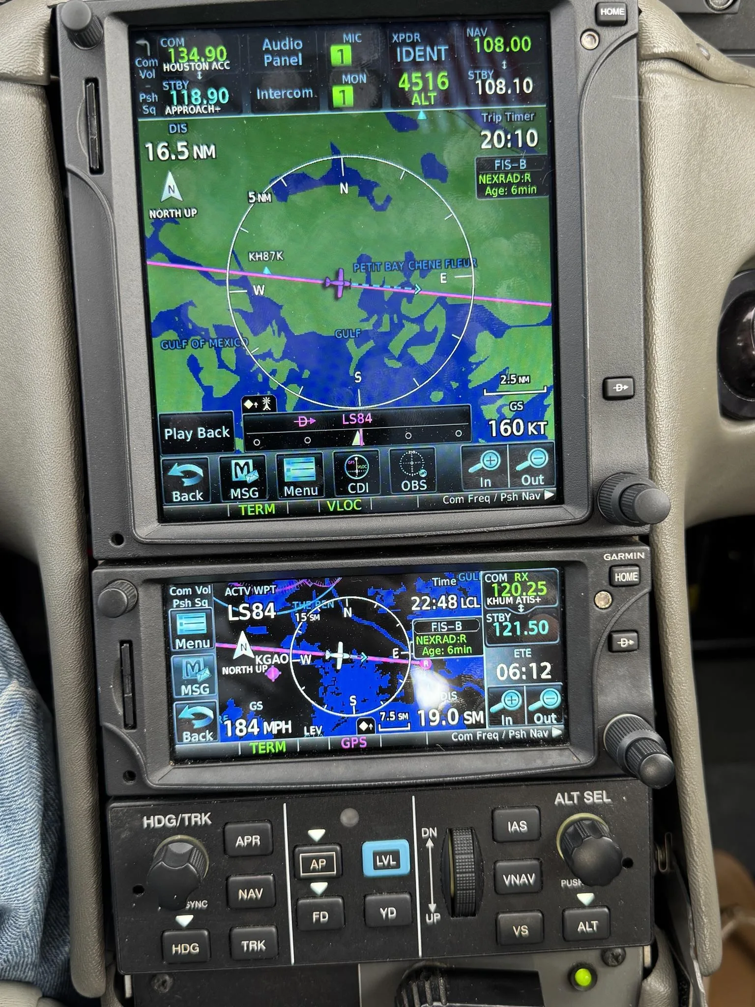 Avionics suite of a 2003 CIRRUS SR22.