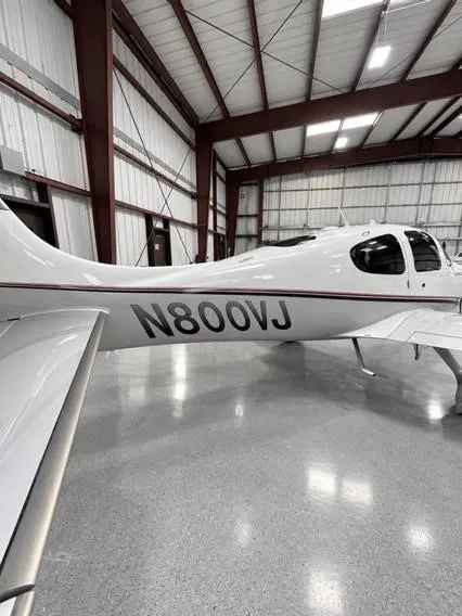 Exterior view of a 2009 CIRRUS SR22, N800VJ.