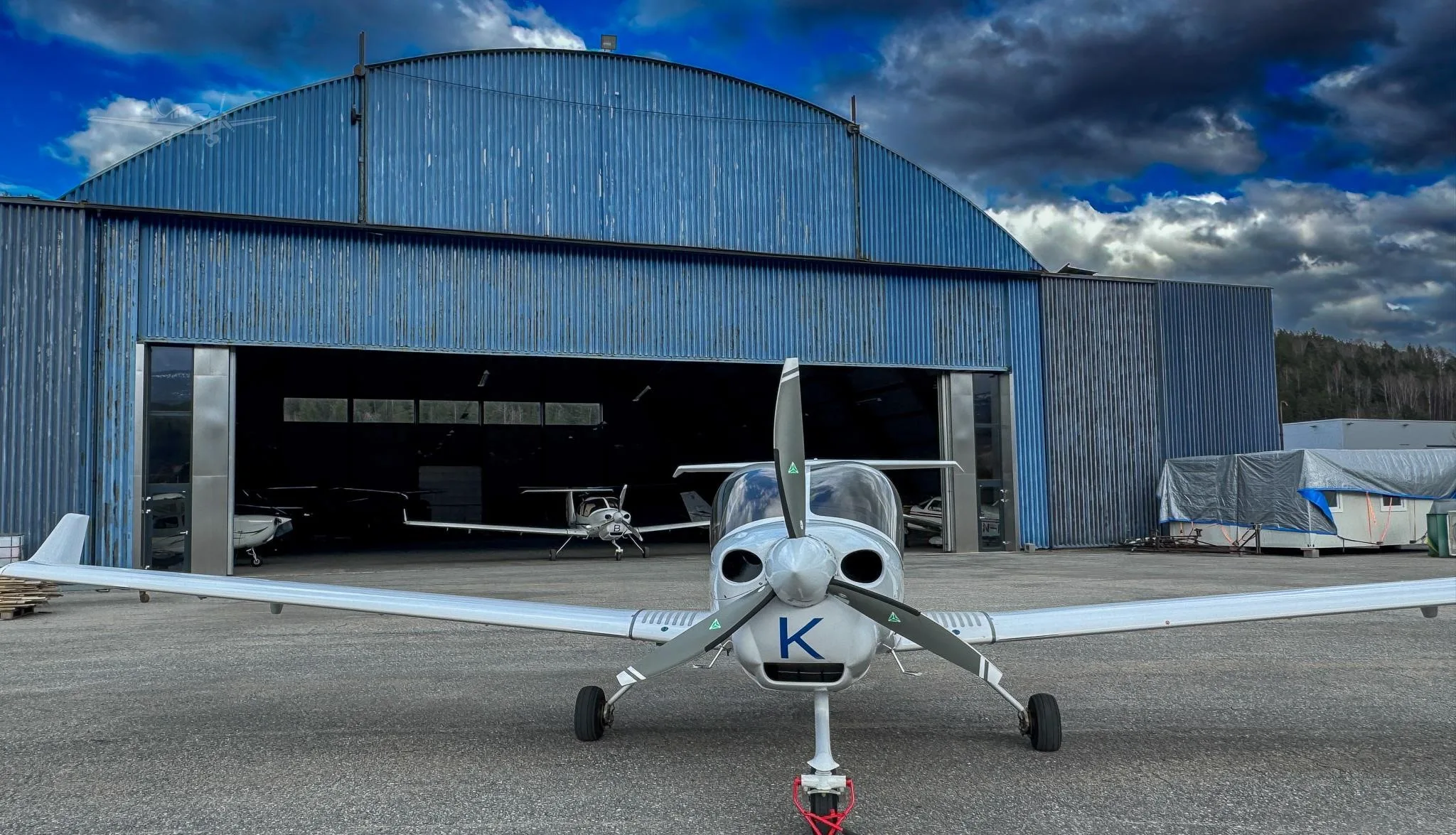 Exterior view of a 2019 DIAMOND DA40 NG, LN-PFK.