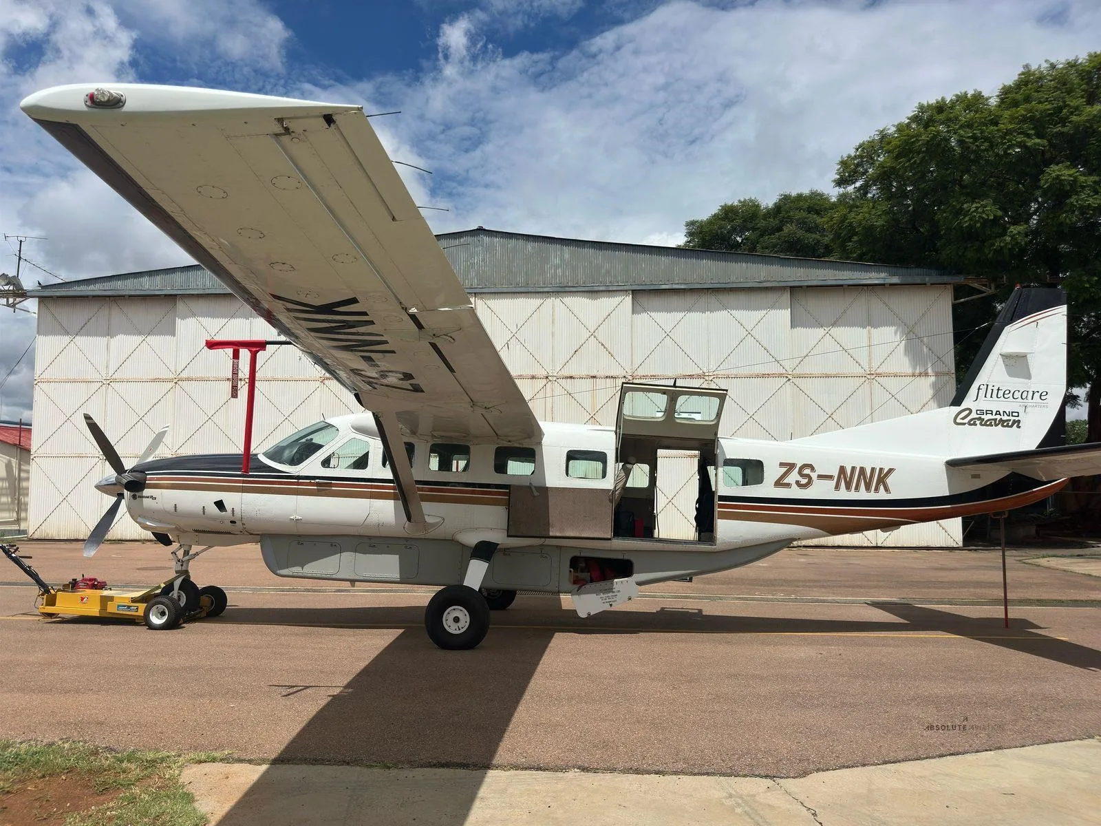 Exterior view of a 1995 CESSNA CARAVAN 208B GRAND.