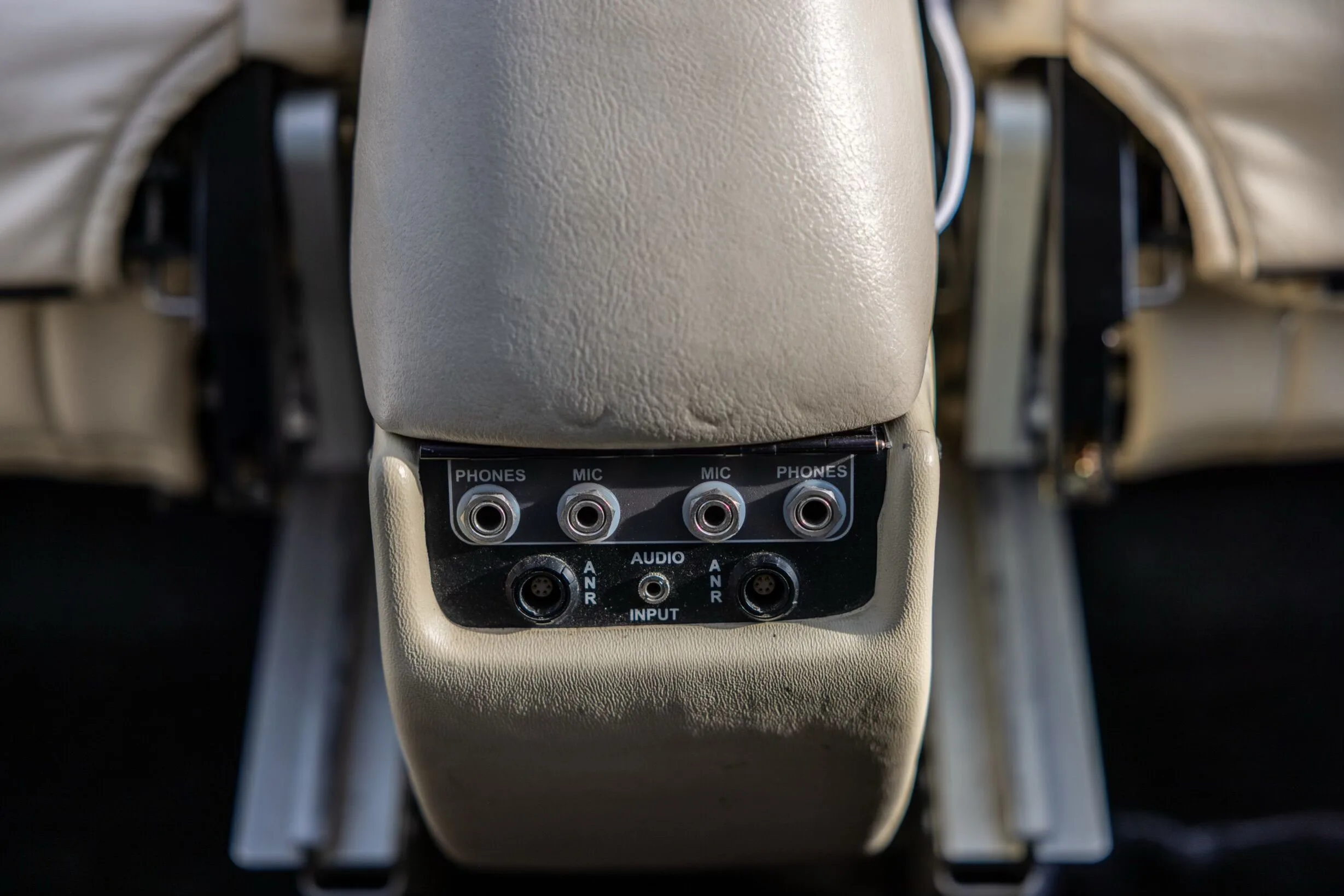 Cockpit and instrument panel of a 2006 Cirrus SR22-G2 GTS.